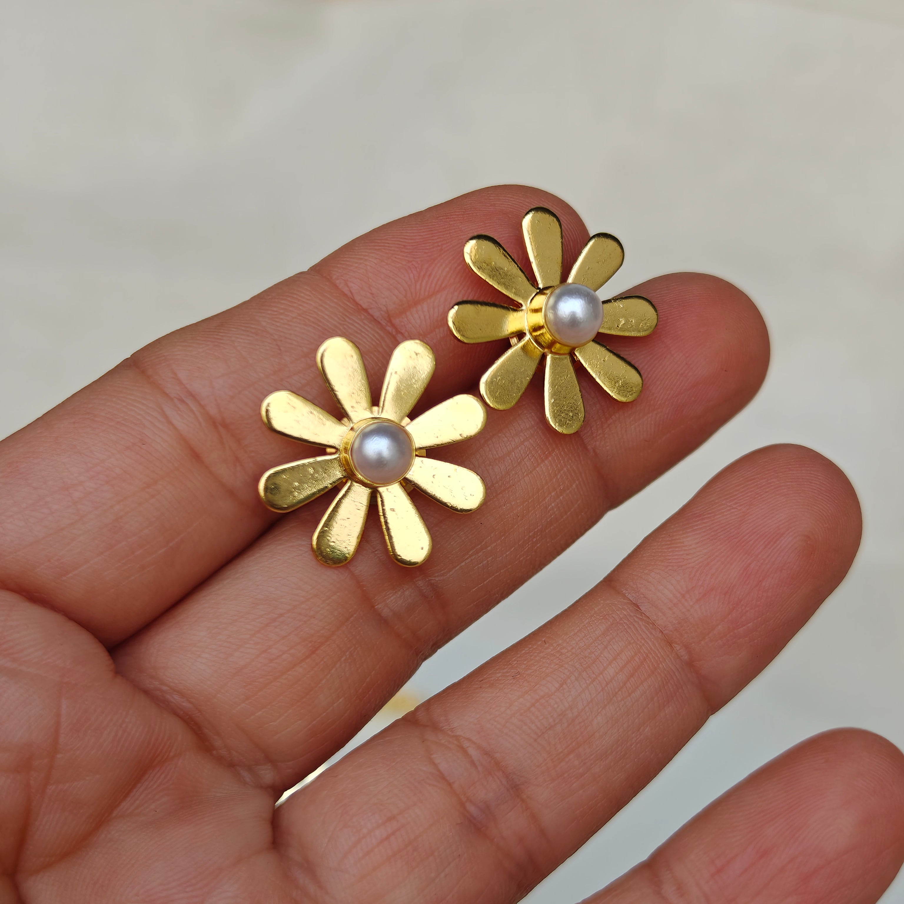 Golden Daisy Pearl Bracelet & Earrings Set