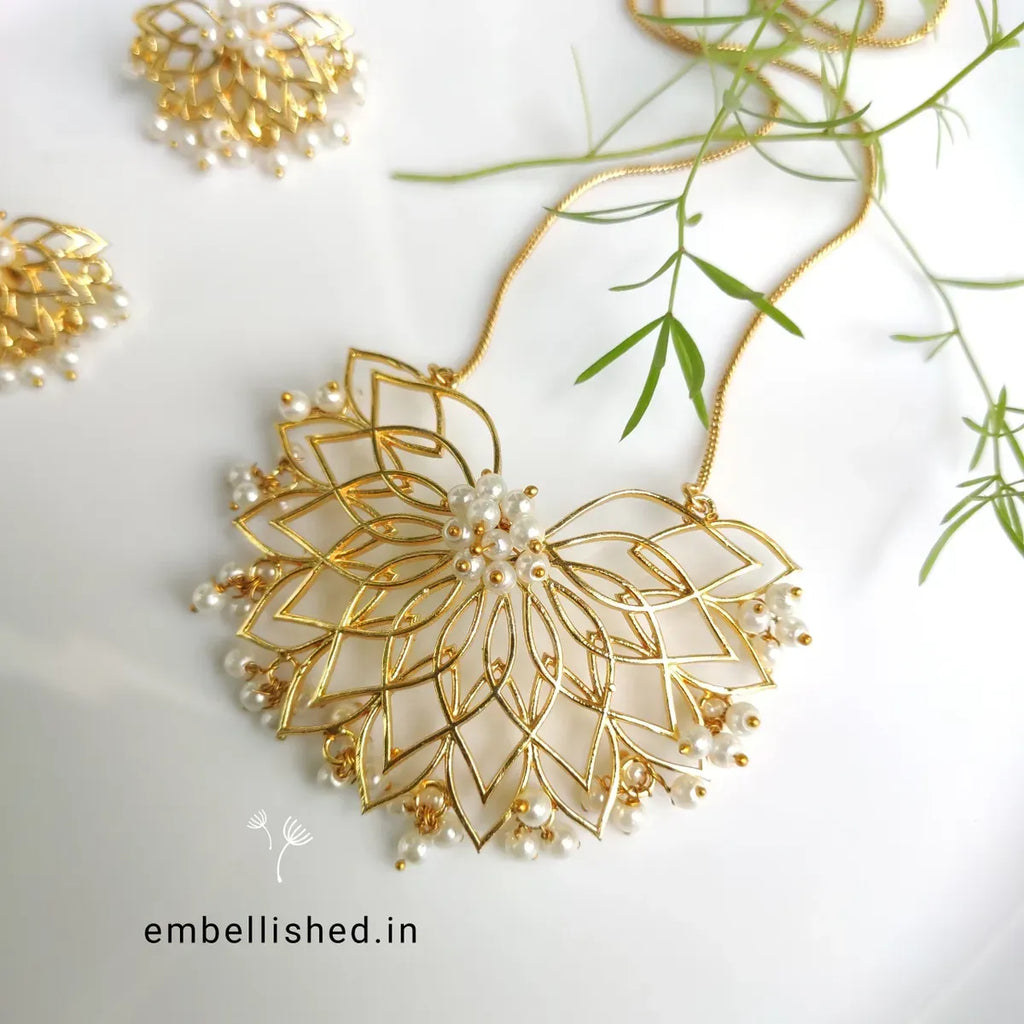 Wire lotus and cluster pearls necklace set