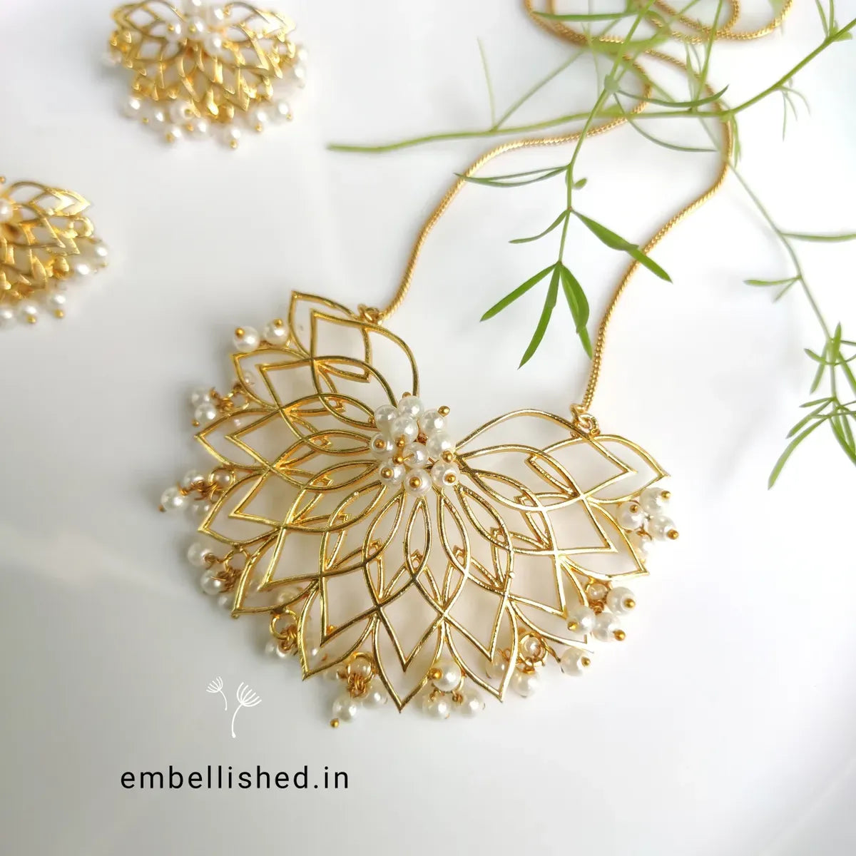 Wire lotus and cluster pearls necklace set