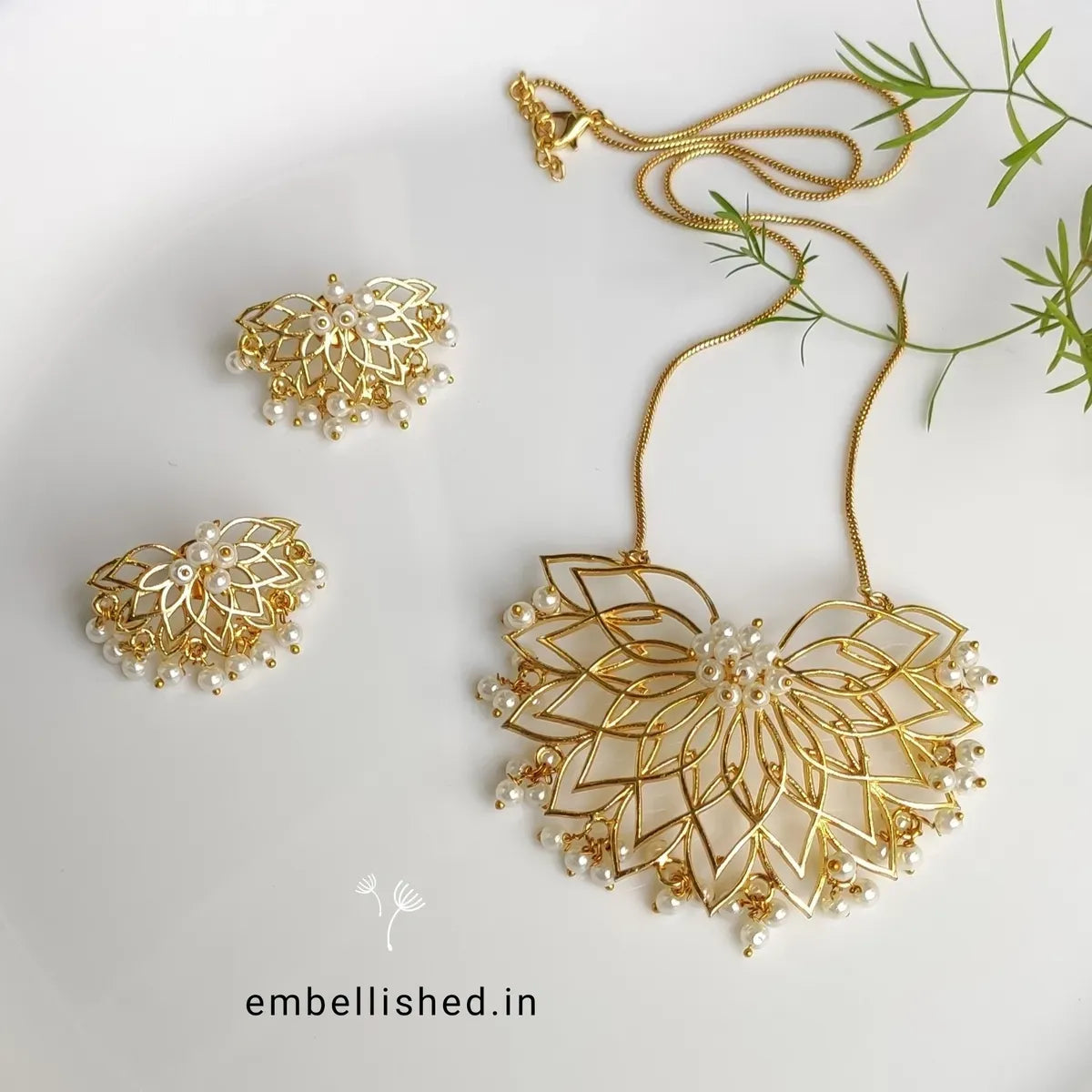 Wire lotus and cluster pearls necklace set