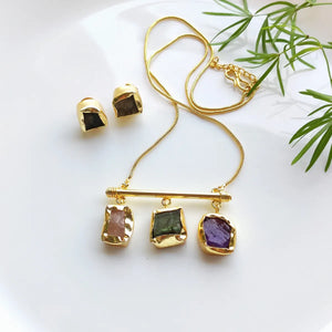 Bar pendant chain set with assorted raw natural stones