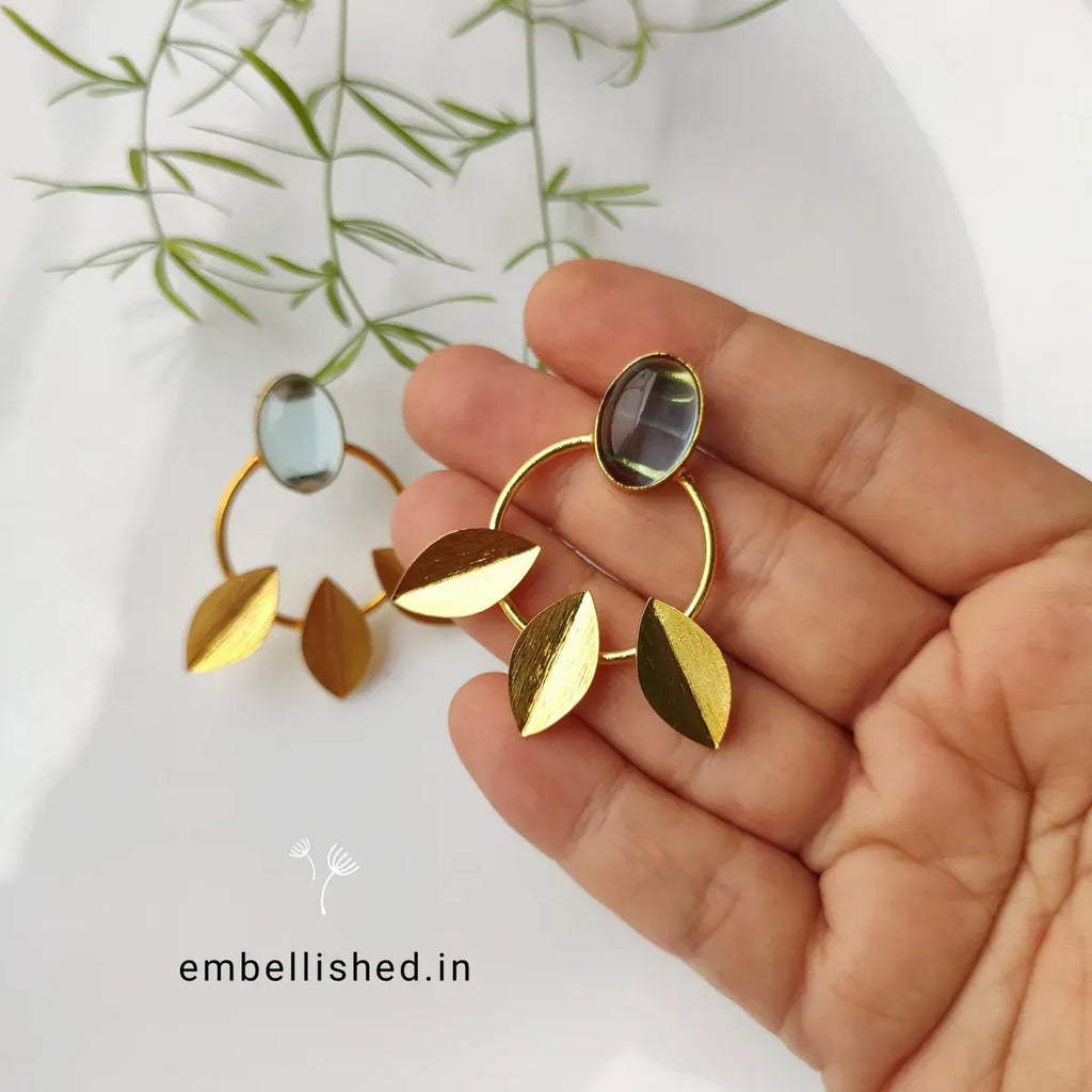 Round leafy studs - blue