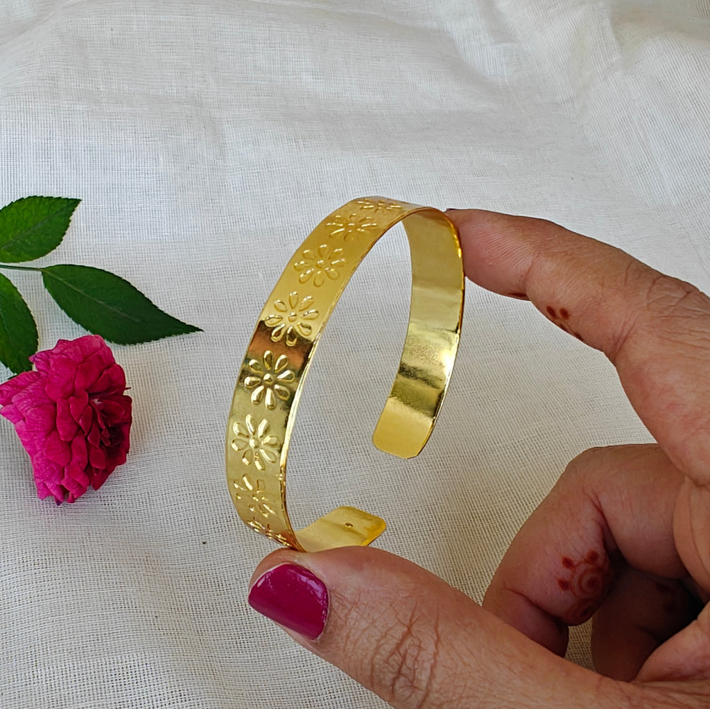 Embossed thin bracelet