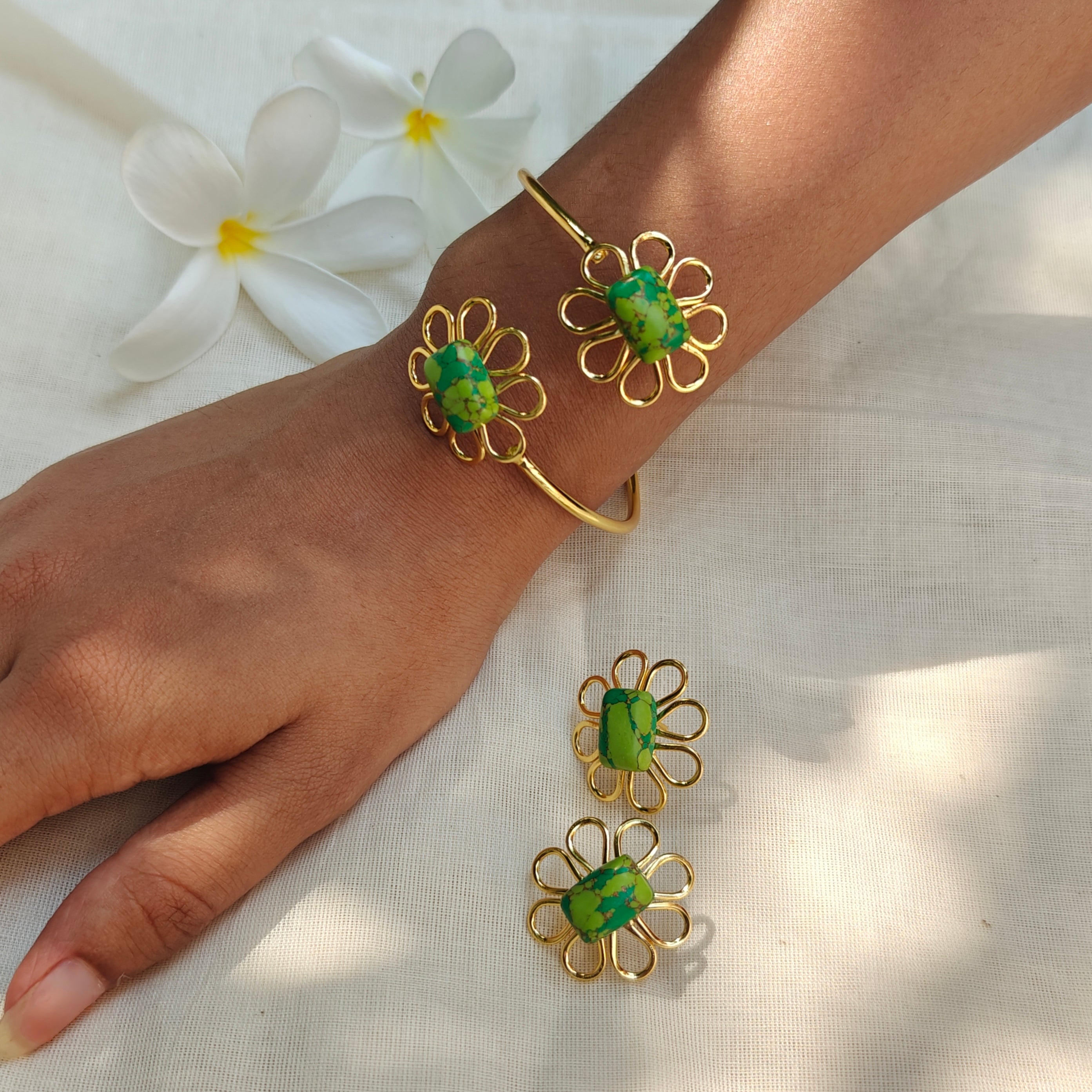 Emerald Bloom Daisy Bracelet and Earrings Set