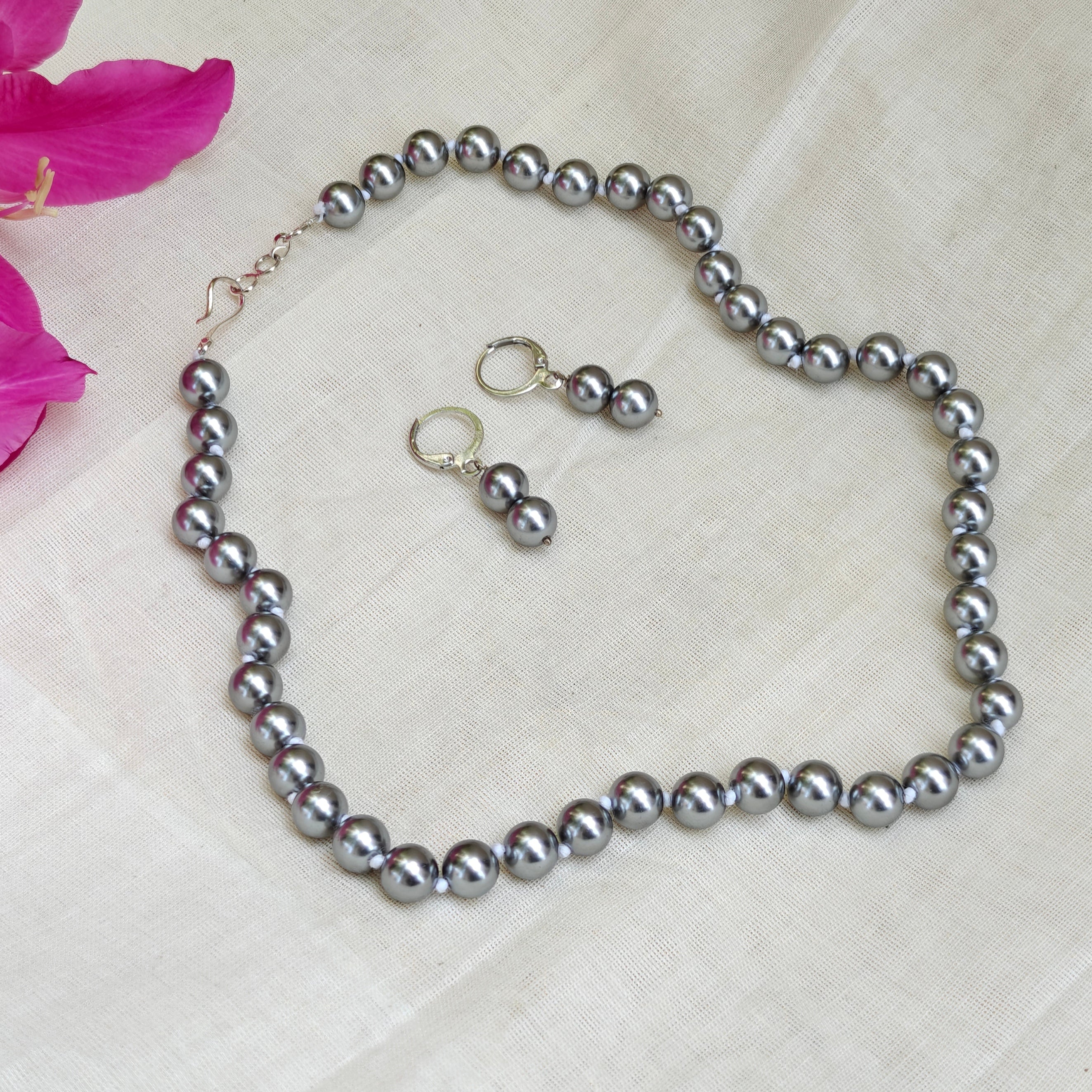 Timeless classic pearl necklace set - grey