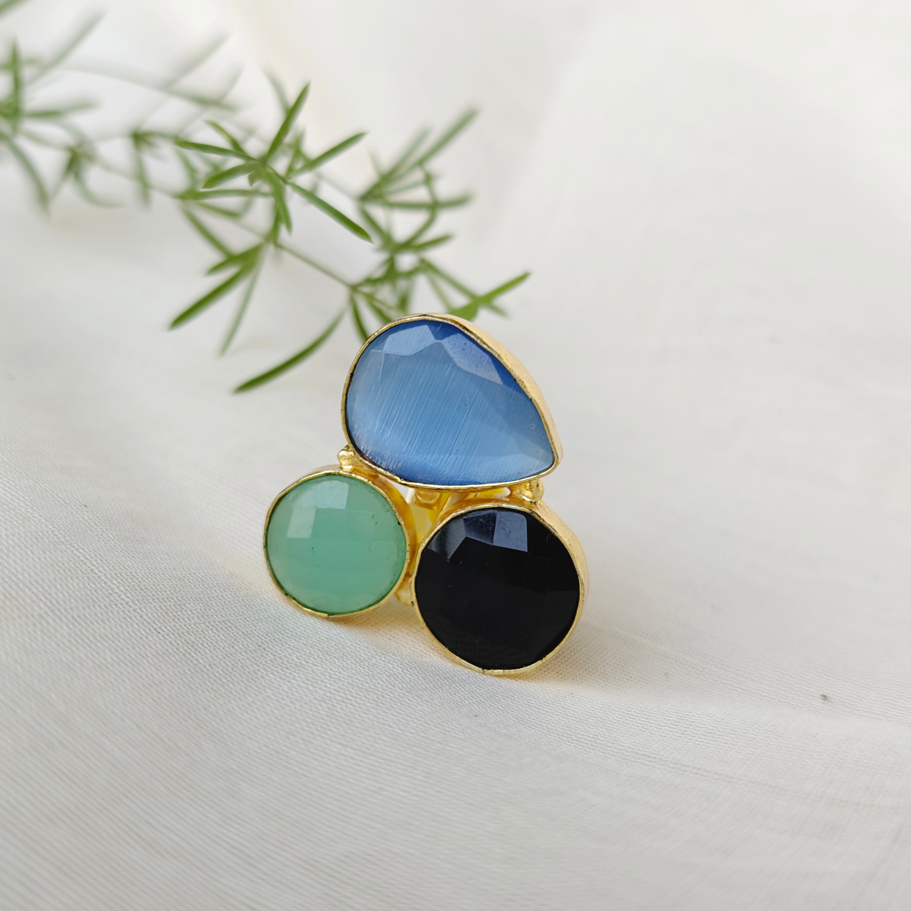 Monalisa stones trio finger ring