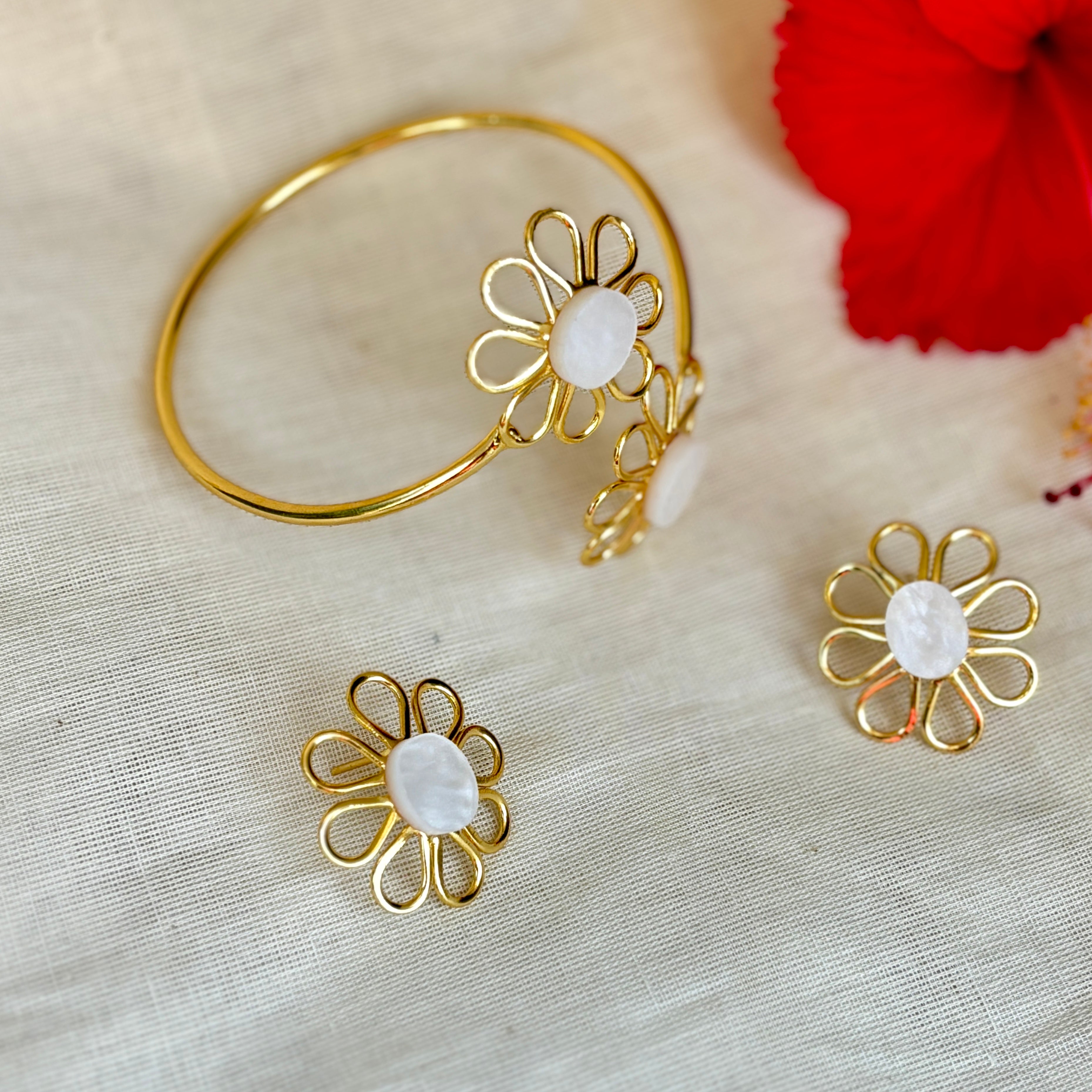 White Bloom Daisy Bracelet and Earrings Set