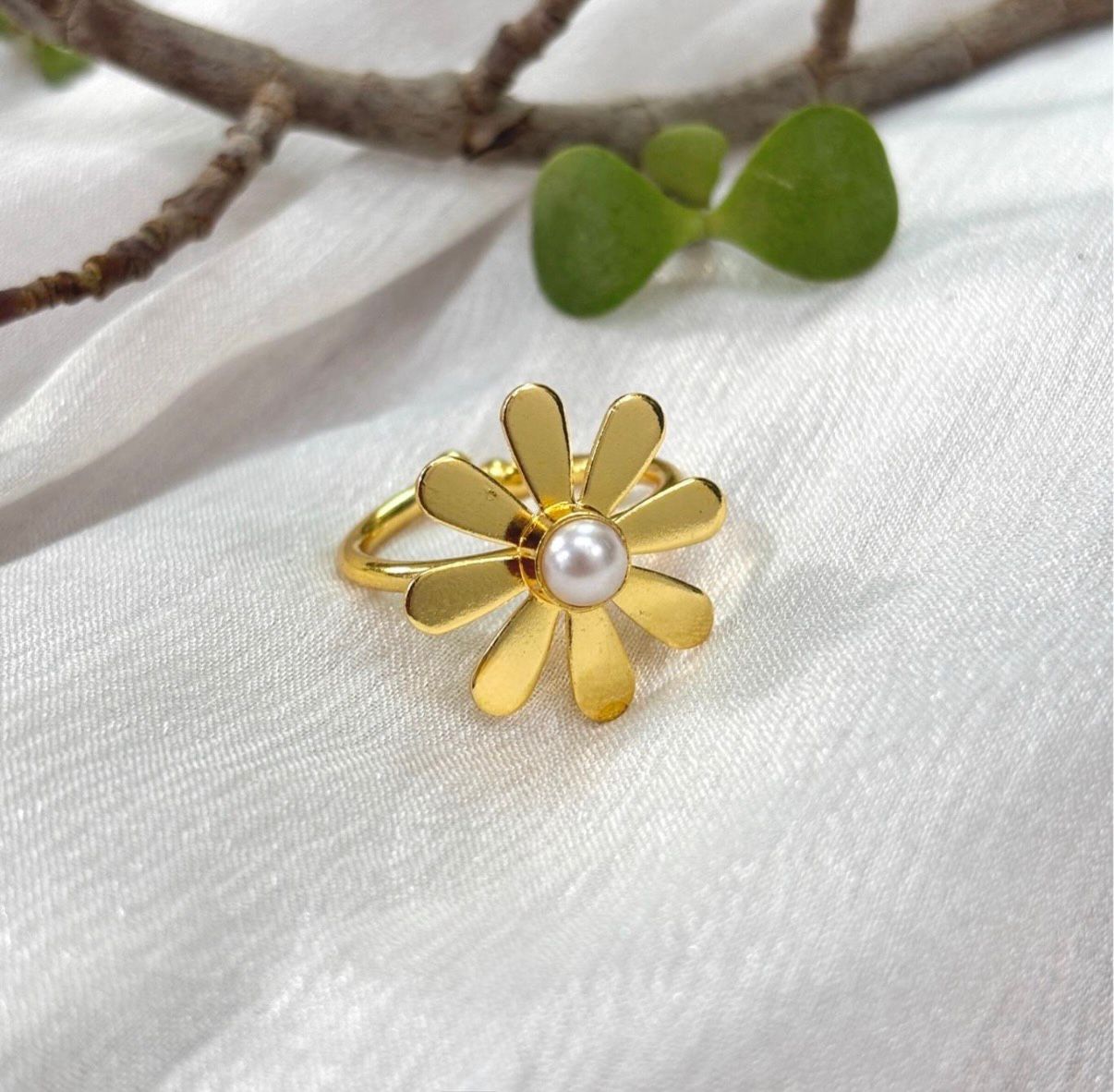 Golden Daisy Pearl Finger ring