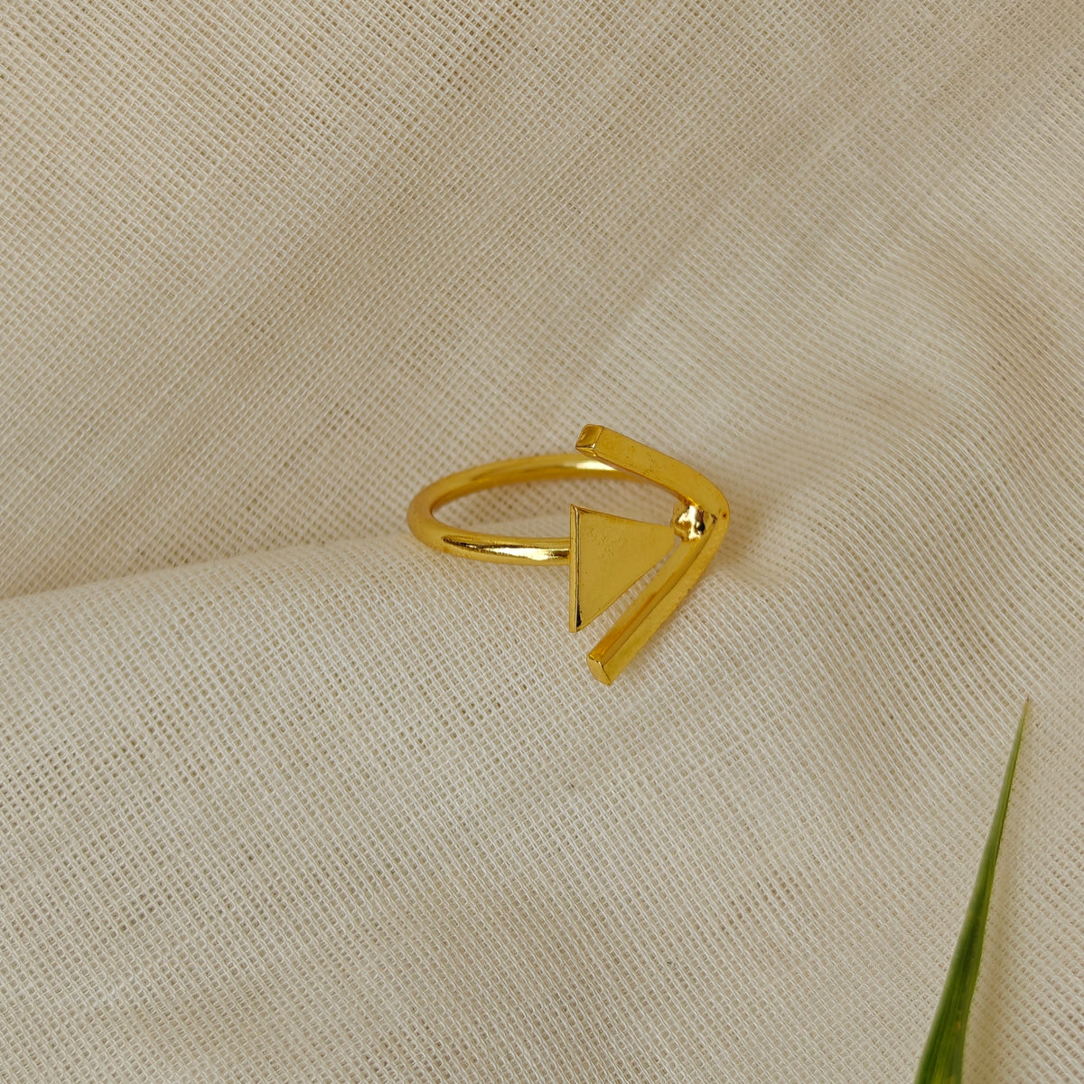 Golden Arrow finger ring