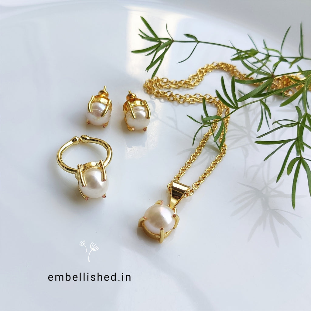 Delicate freshwater pearl set with finger ring