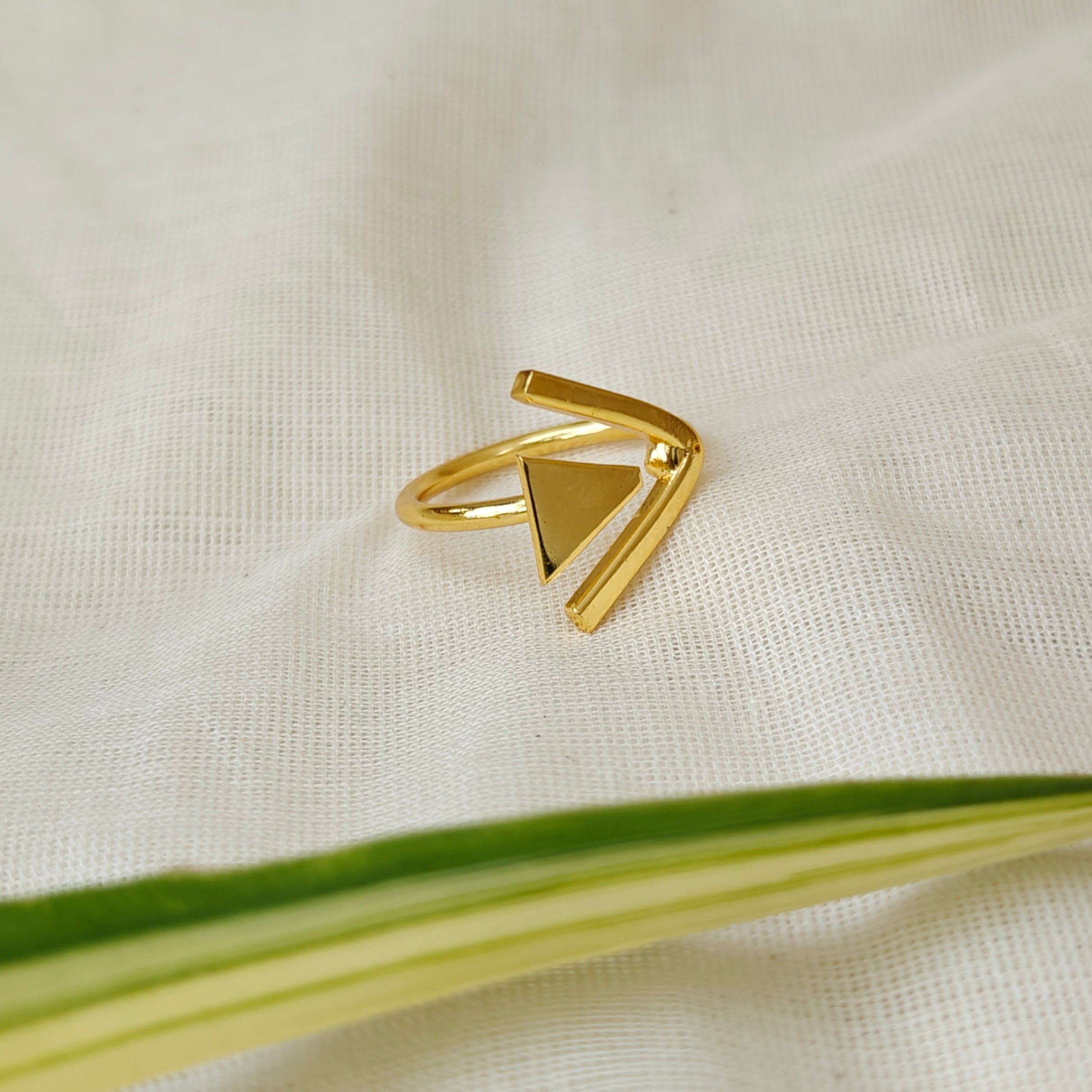 Golden Arrow finger ring