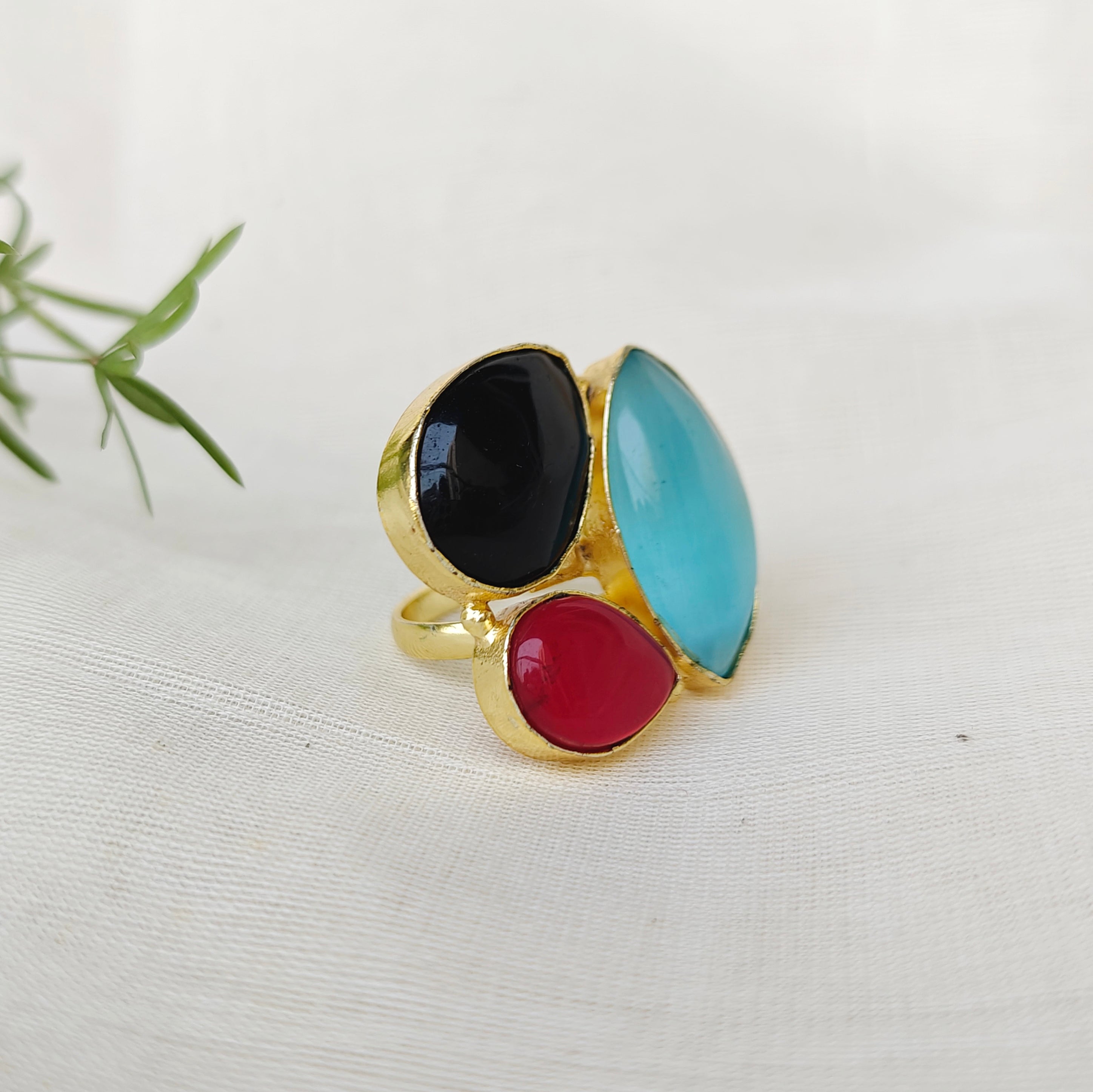 Monalisa stones trio finger ring