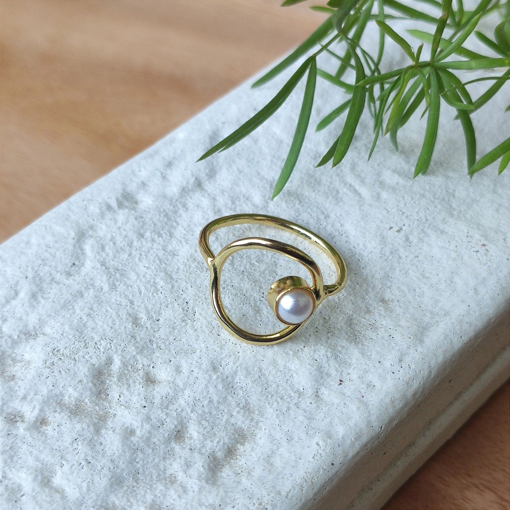 Gold bubble and mini pearl finger ring