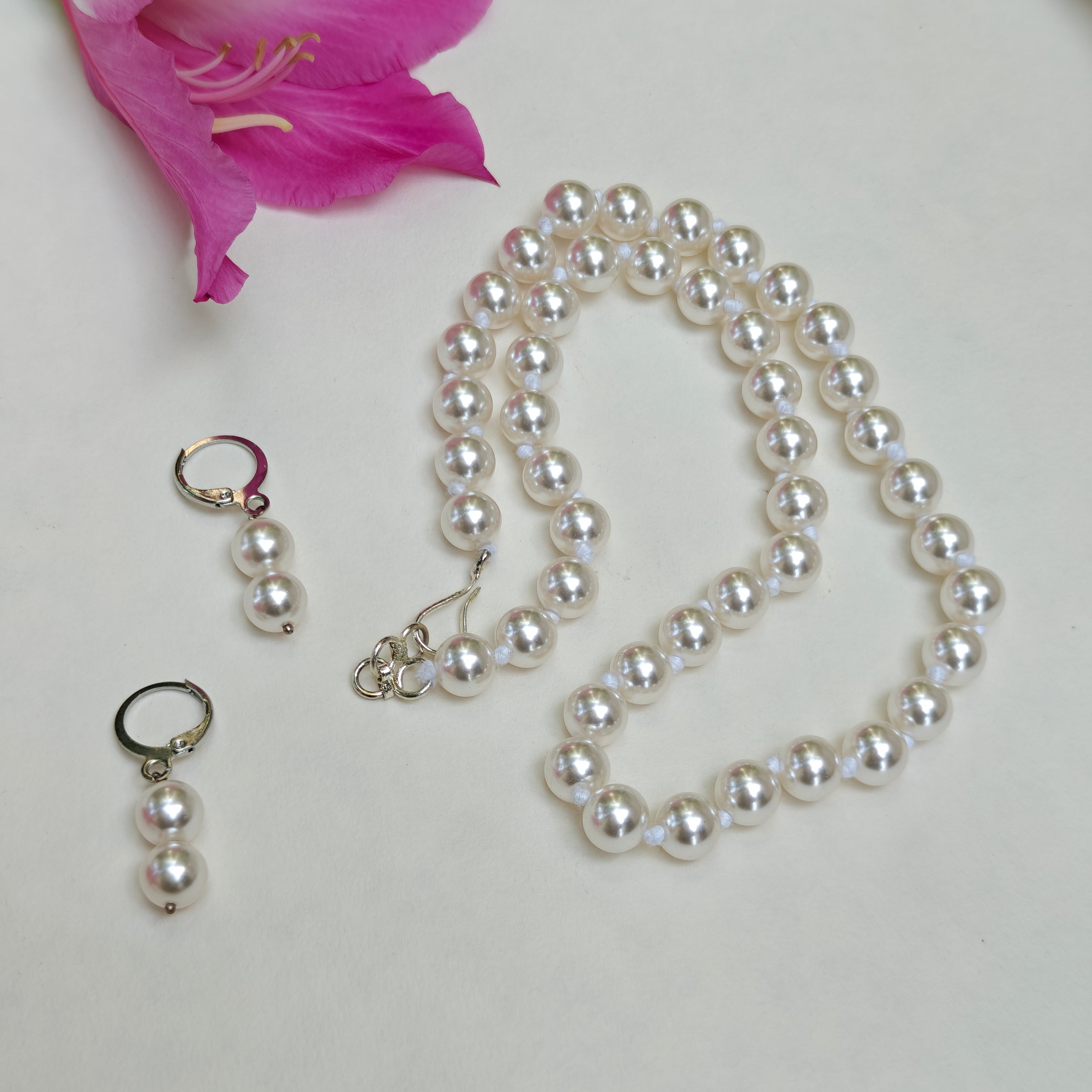 Timeless classic pearl necklace set - white