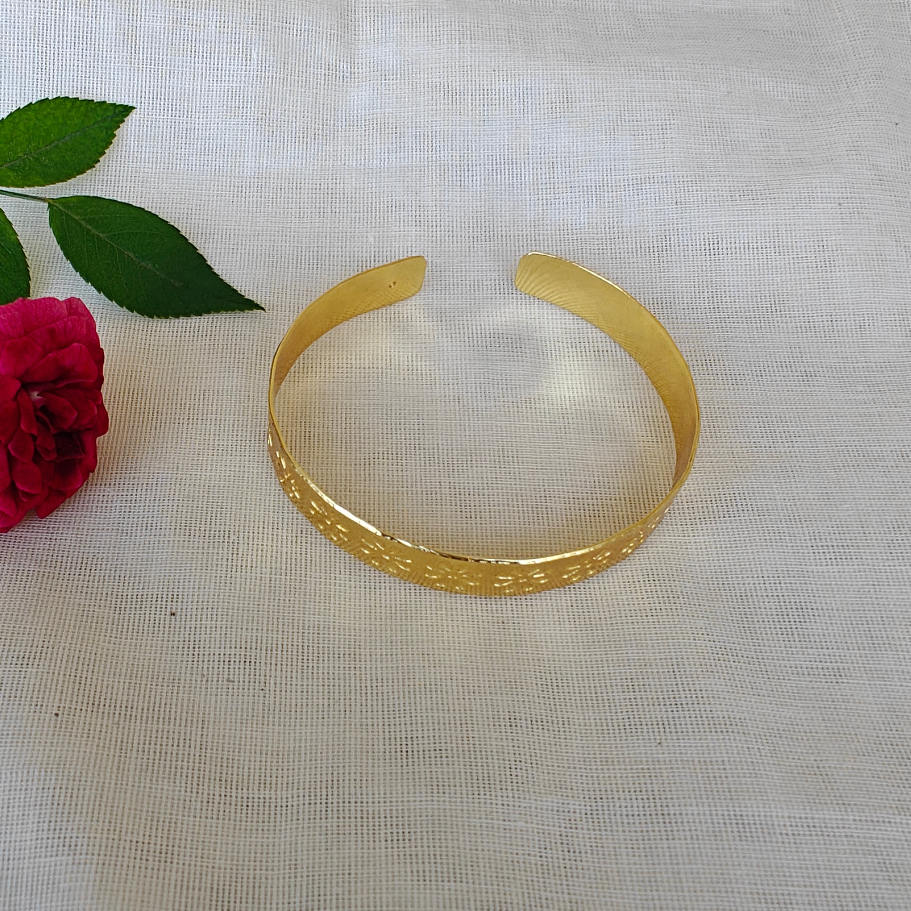 Embossed thin bracelet