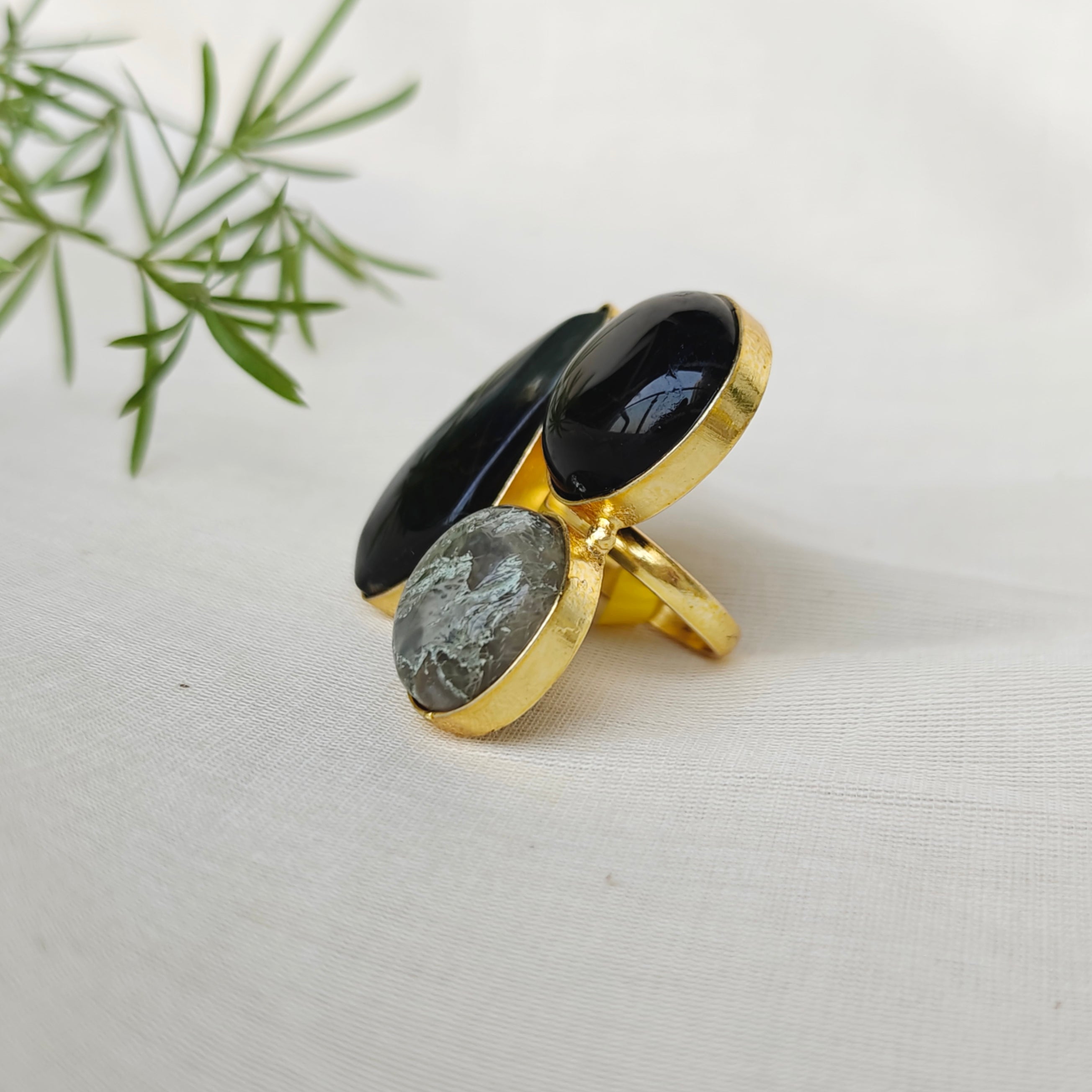 Large cab stones trio finger ring - black