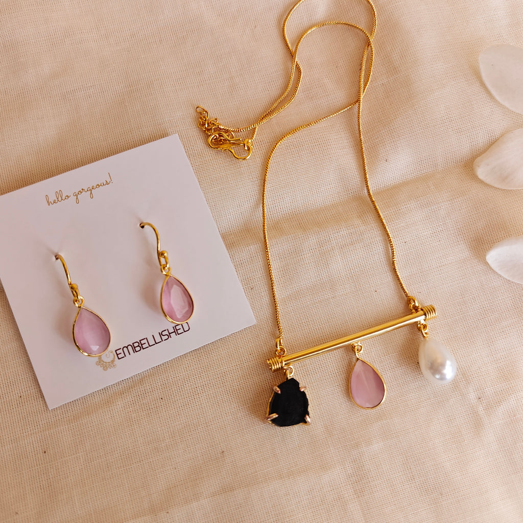 Bar pendant chain set with assorted stones