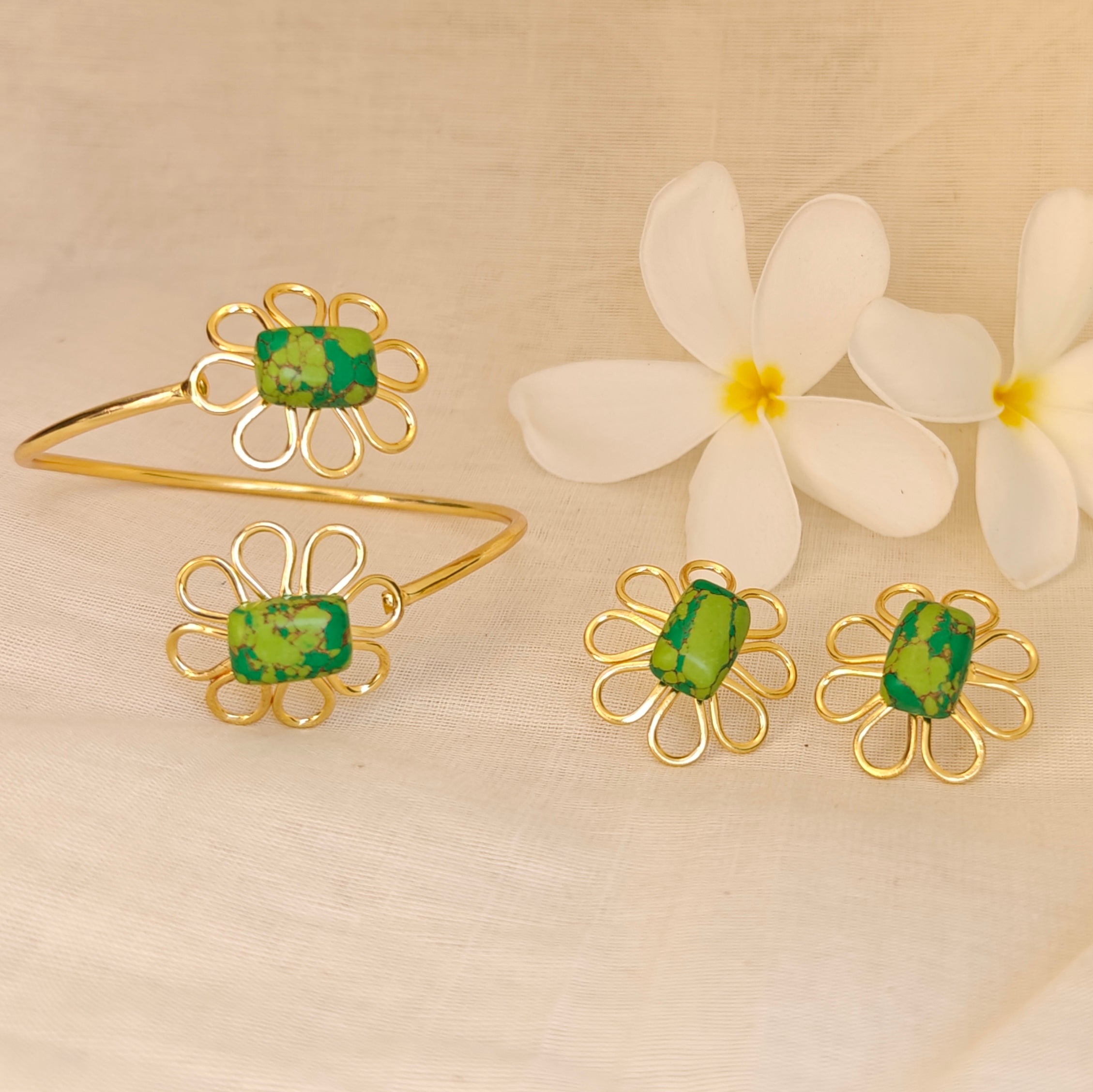 Emerald Bloom Daisy Bracelet and Earrings Set