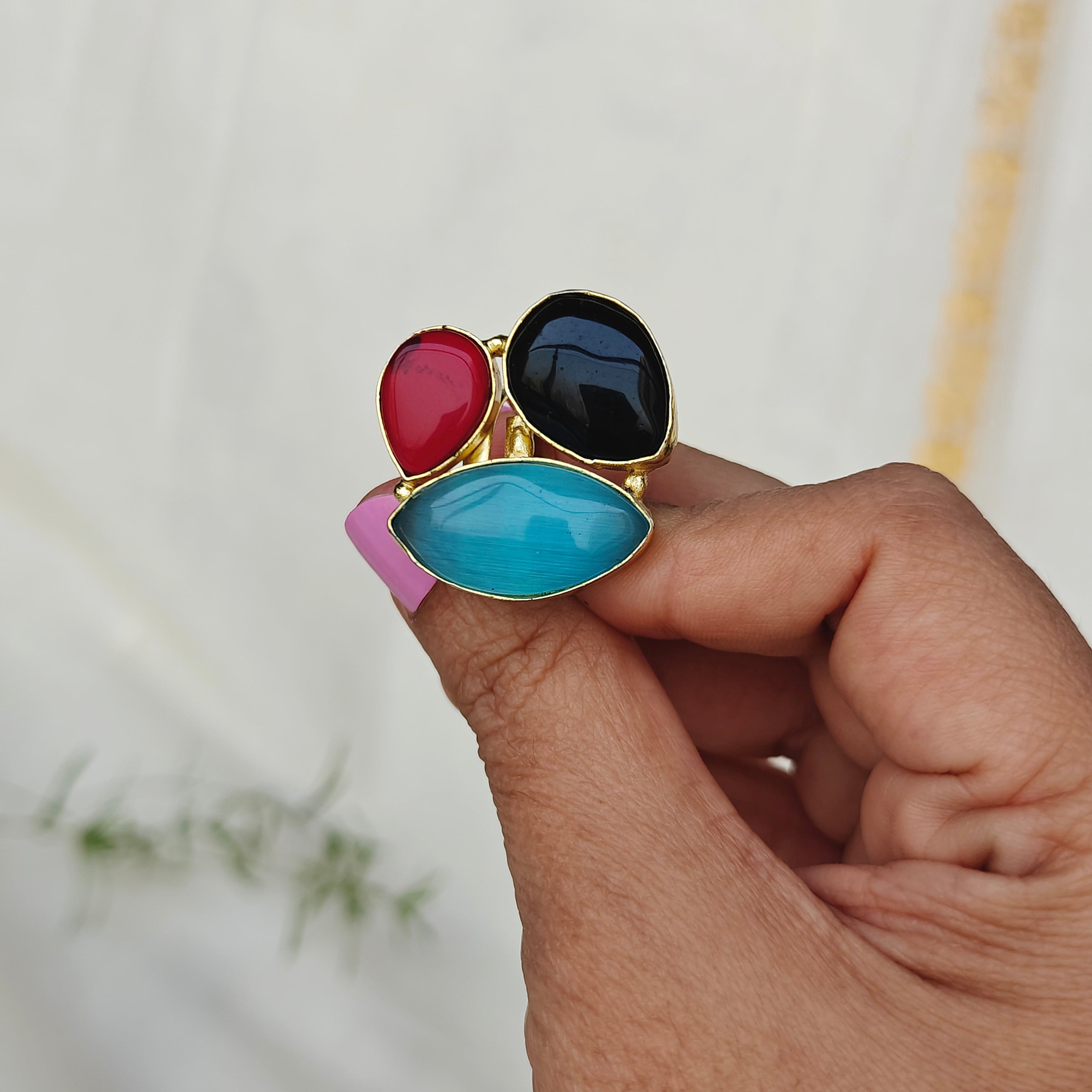 Monalisa stones trio finger ring