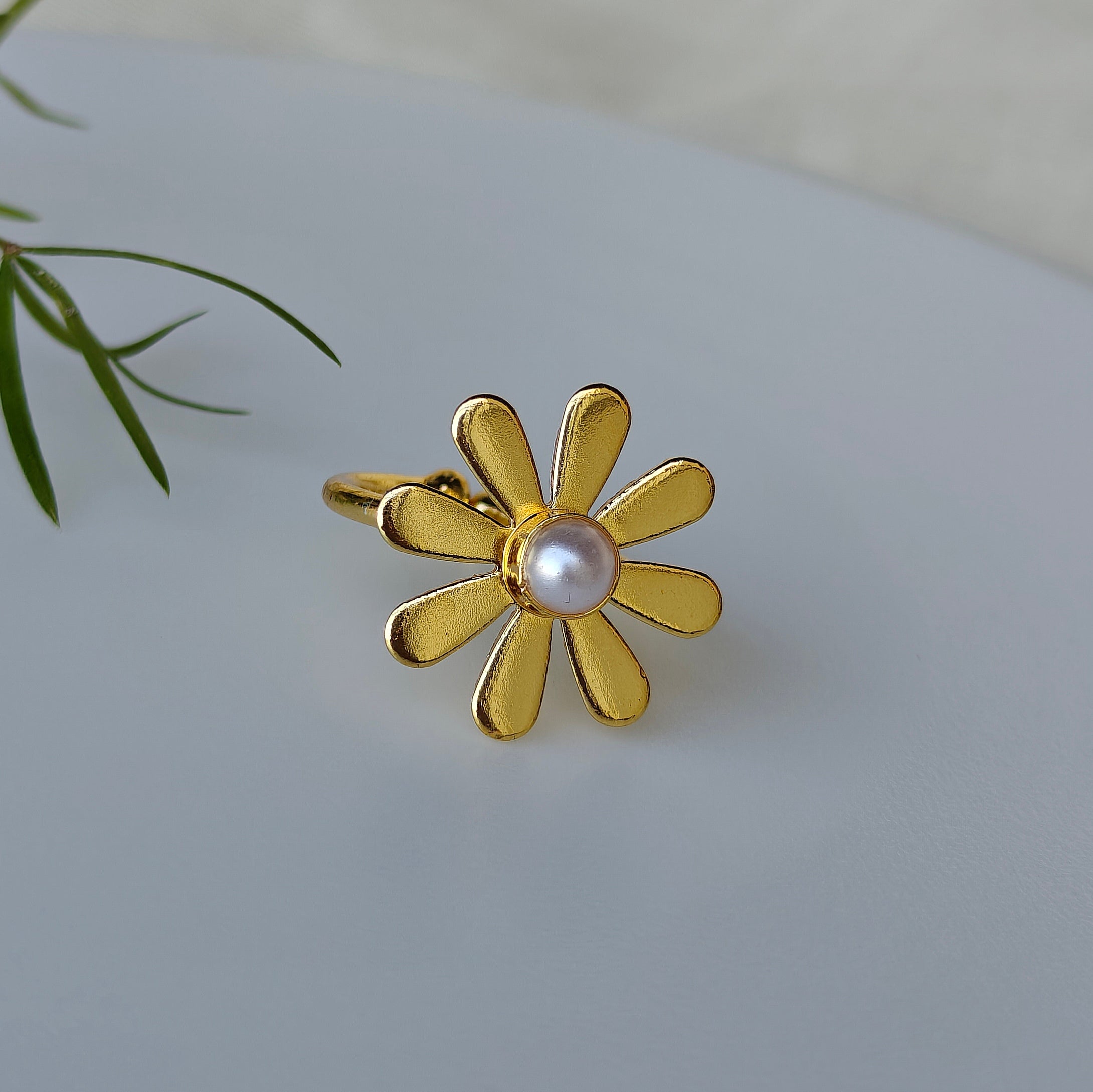 Golden Daisy Pearl Finger ring