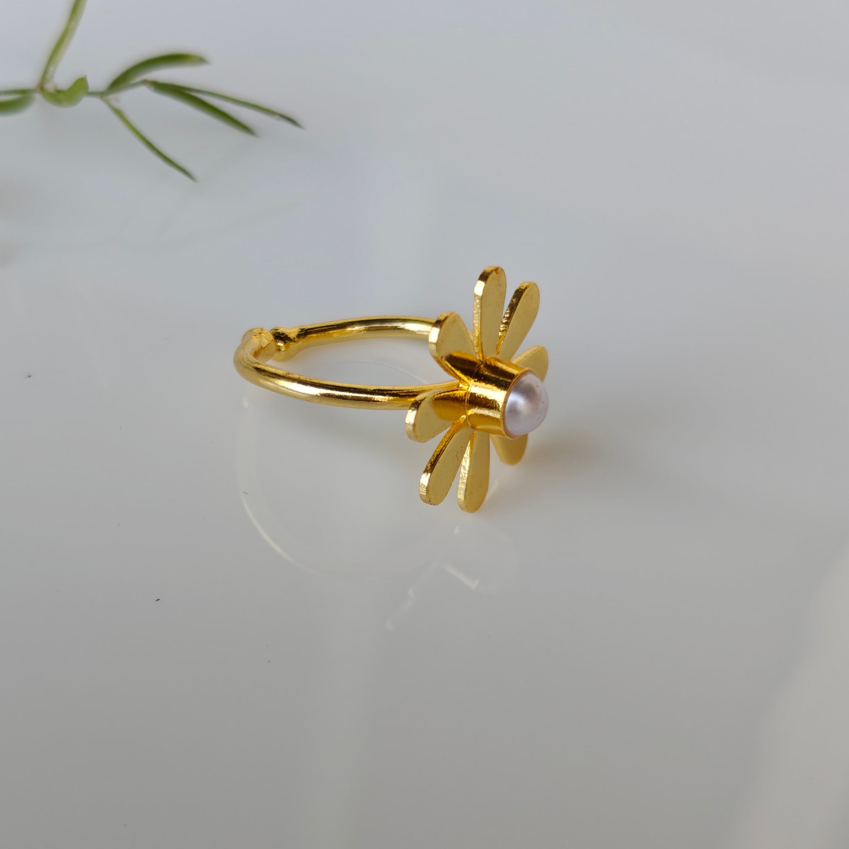 Golden Daisy Pearl Finger ring