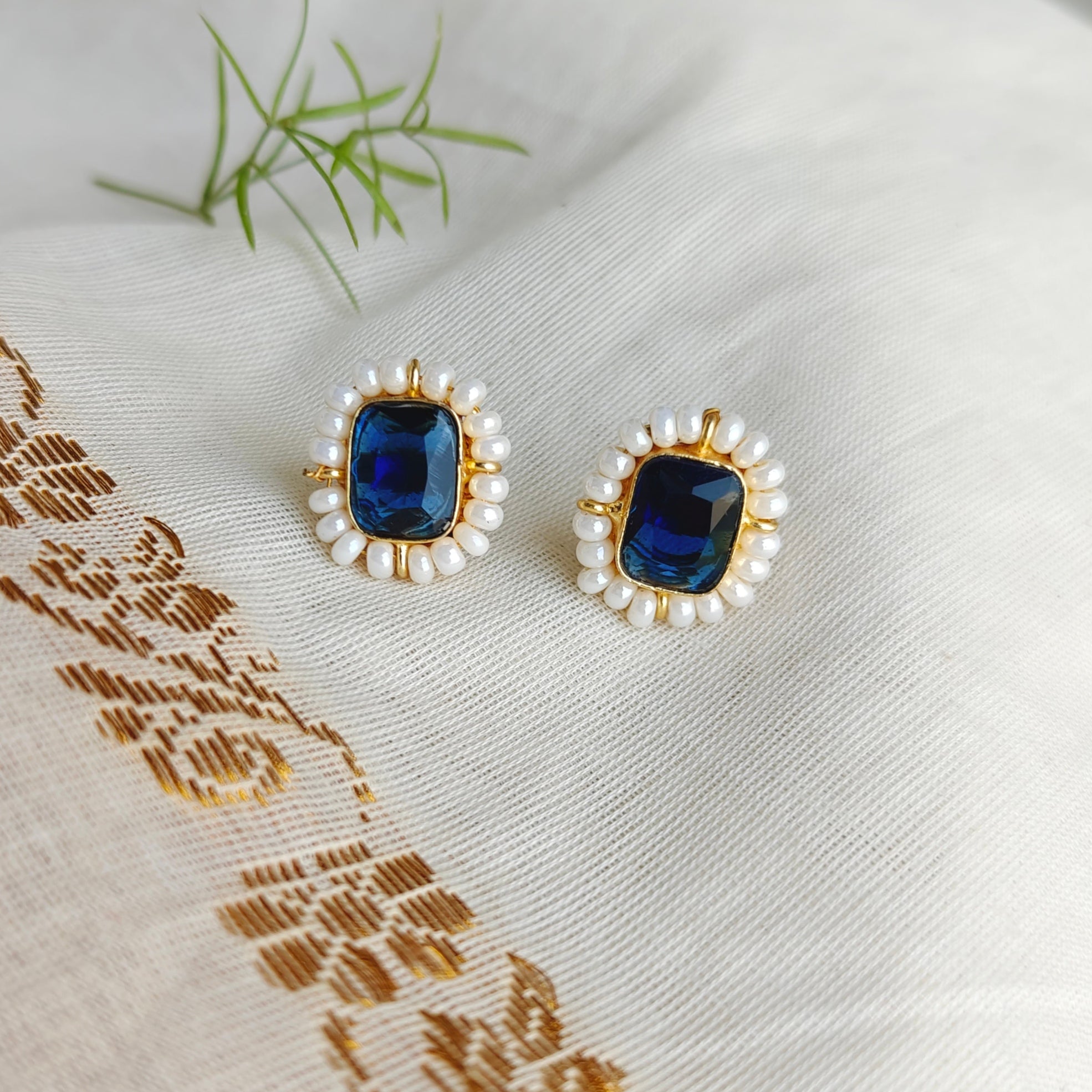 🟦 Blue Pearl Halo studs