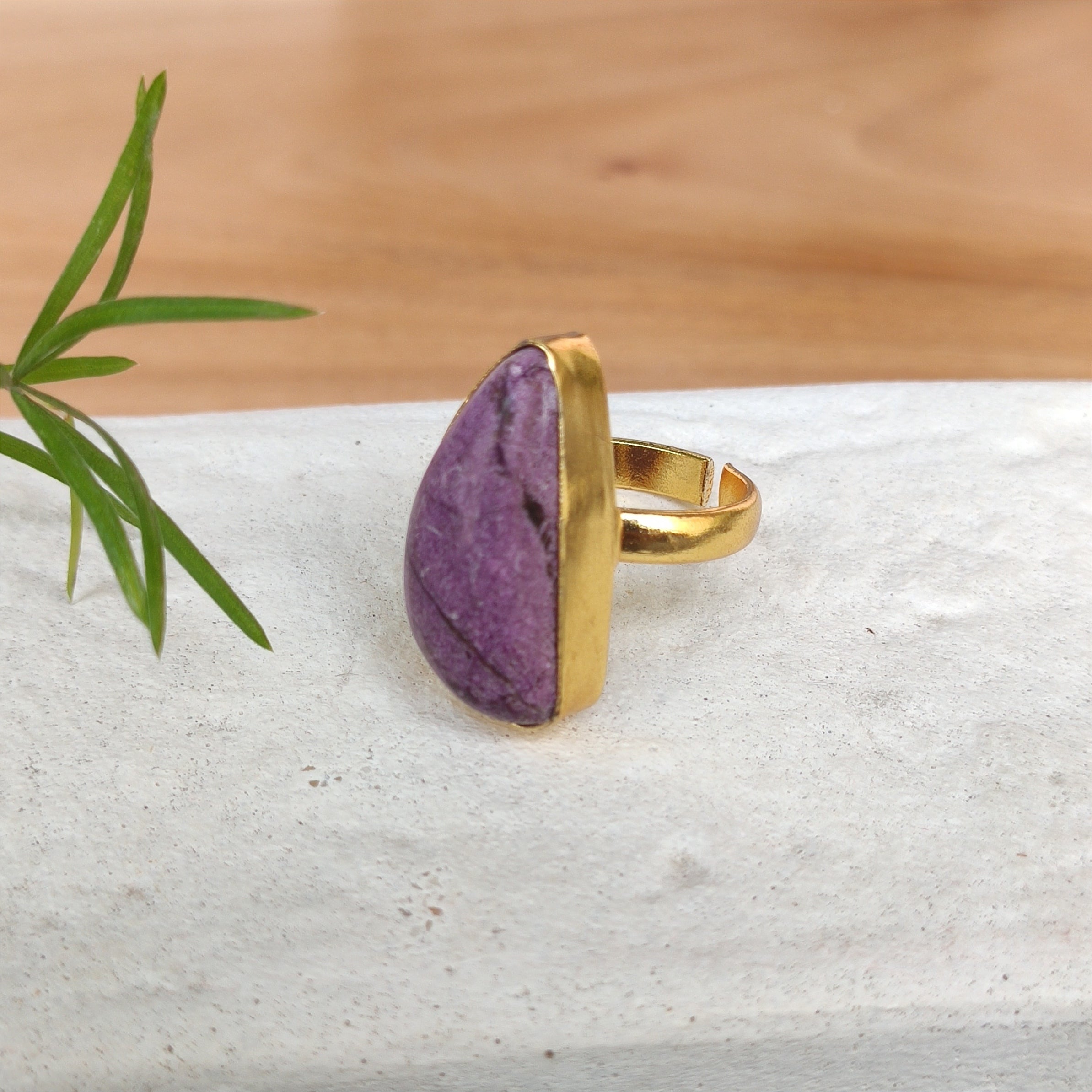 Purple wedge finger ring
