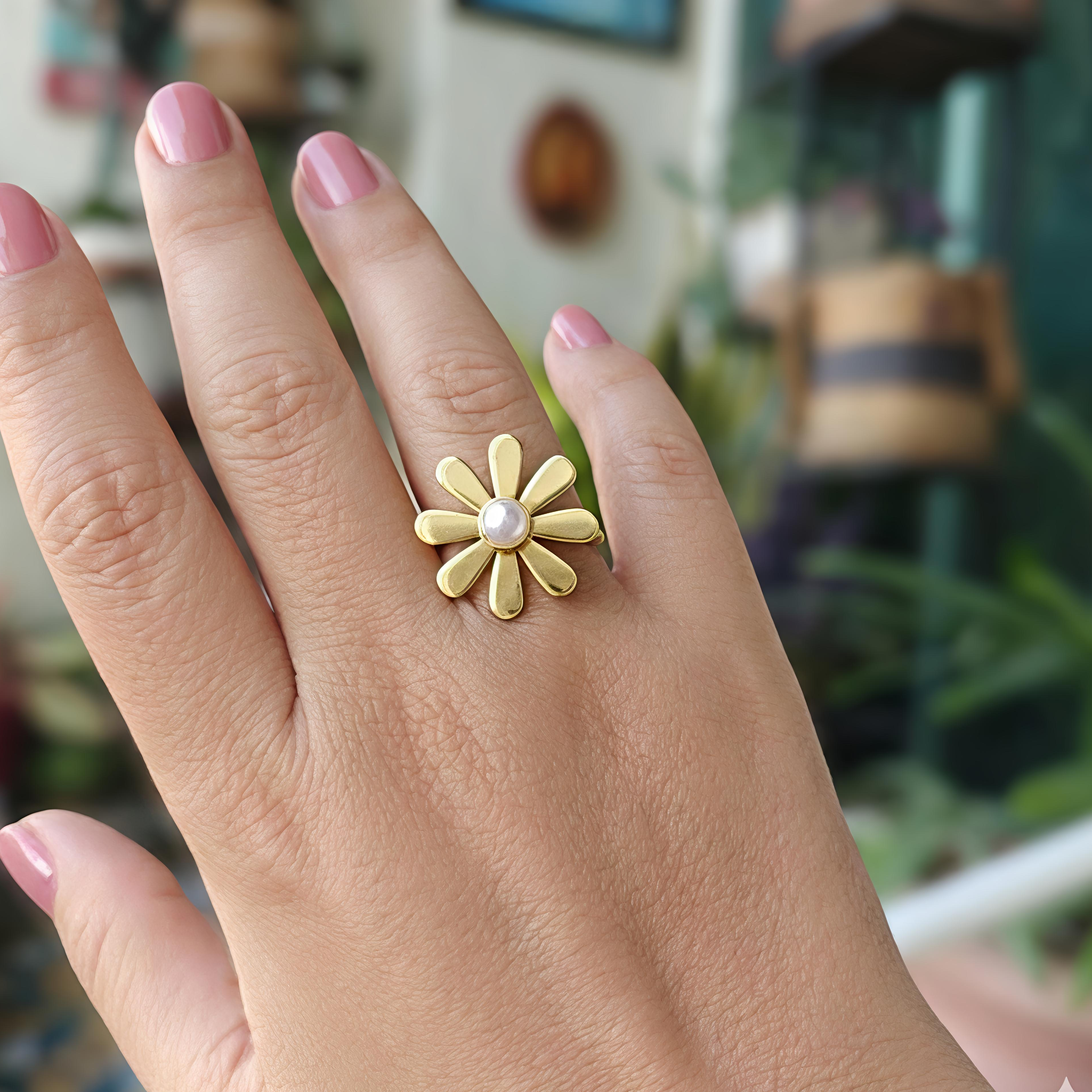 Golden Daisy Pearl Finger ring
