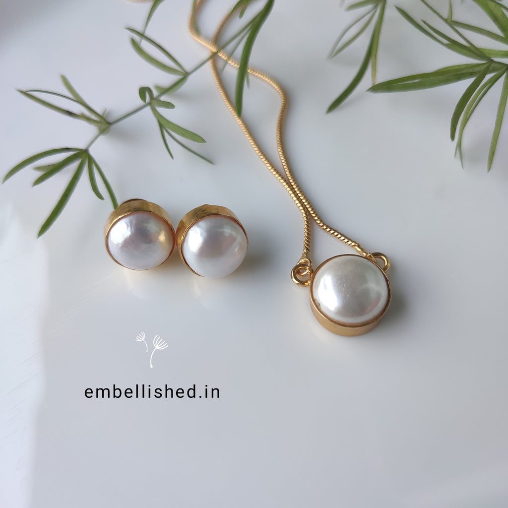 Solitaire pearl pendant chain and studs