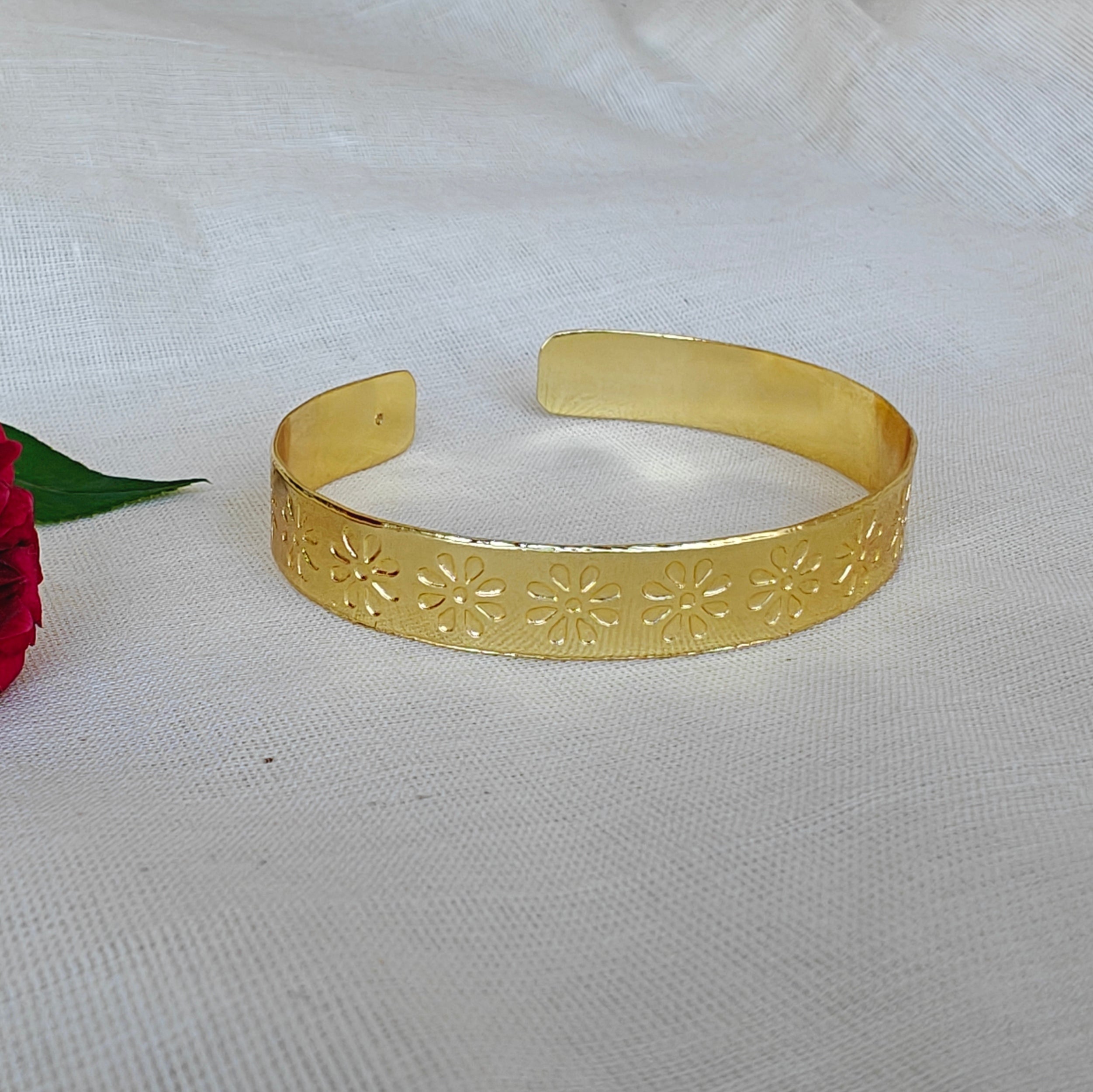 Embossed thin bracelet