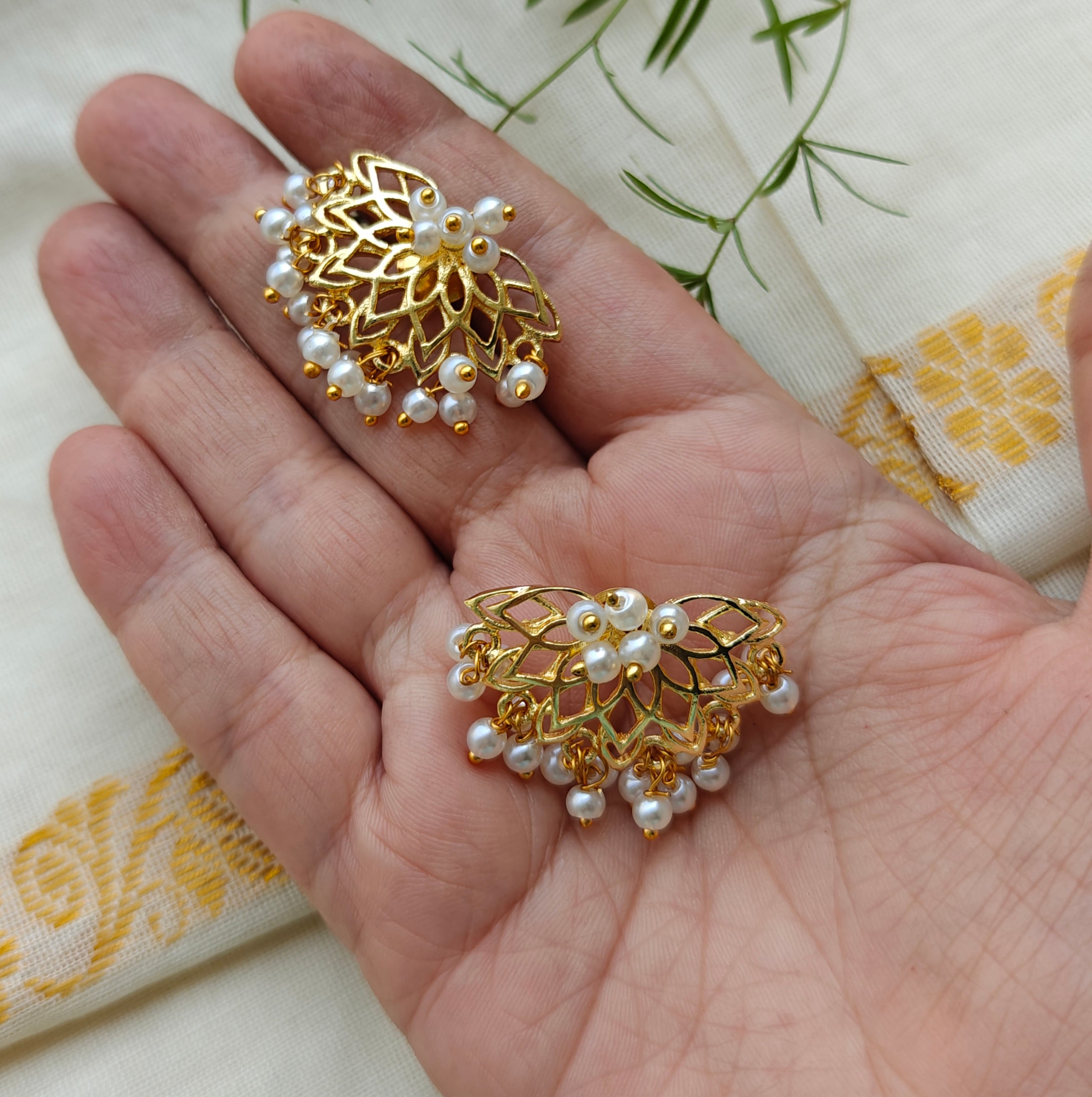 Lotus blooms and cluster pearls necklace set