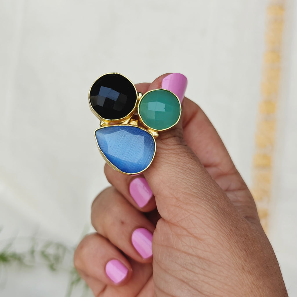 Monalisa stones trio finger ring