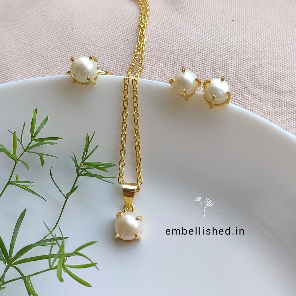 Delicate freshwater pearl set with finger ring