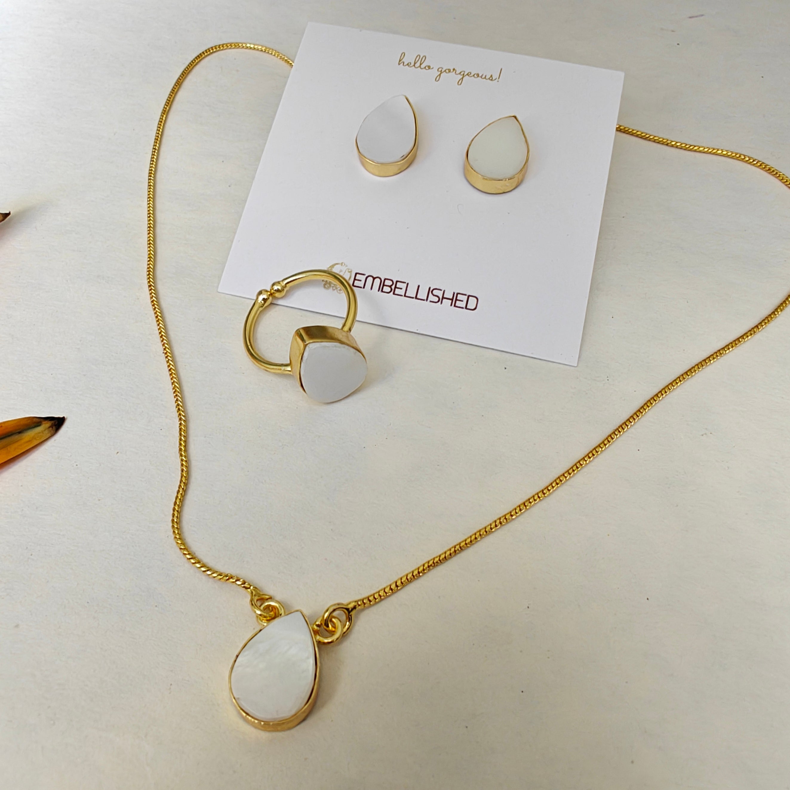 Luna Mother of Pearl Pendant Set