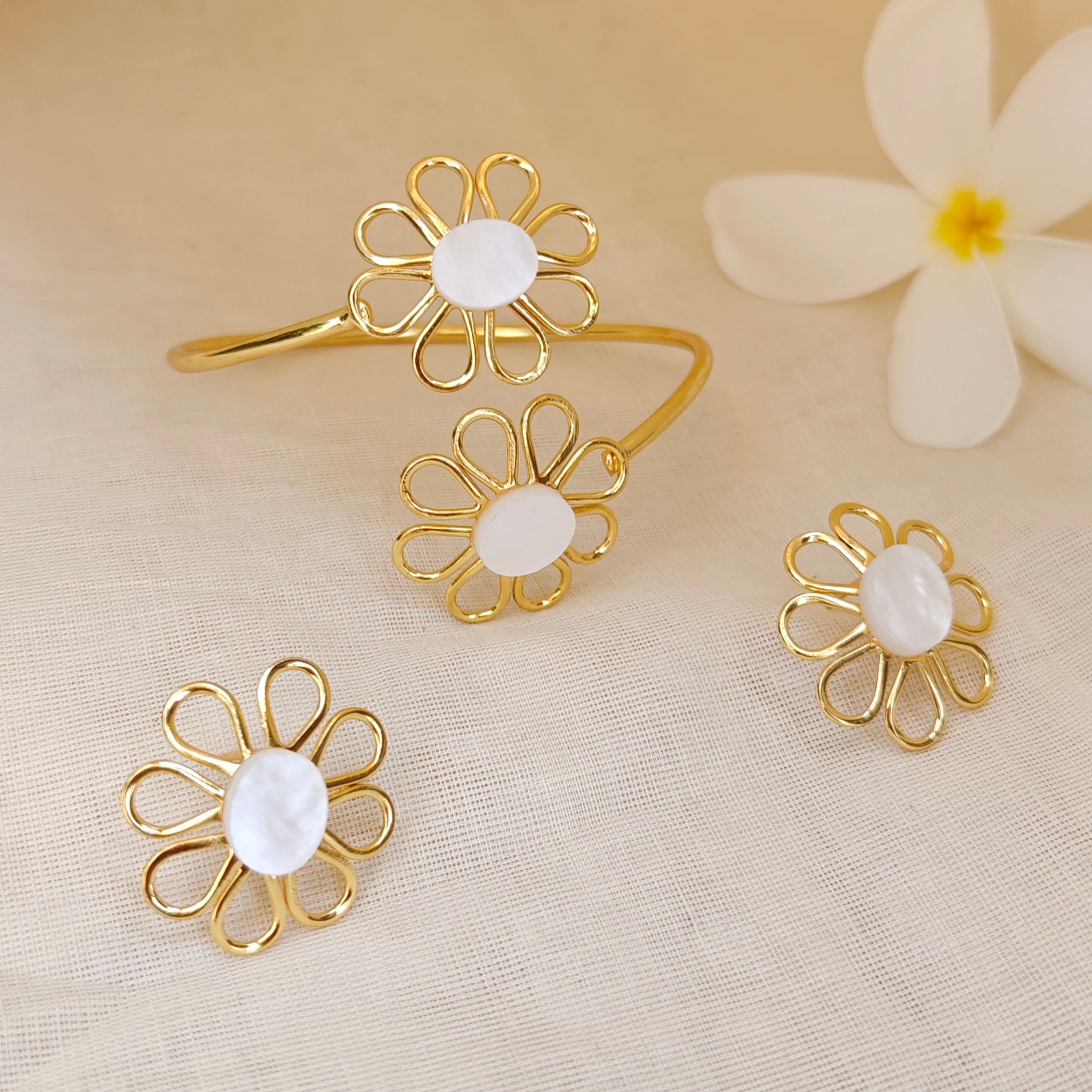White Bloom Daisy Bracelet and Earrings Set