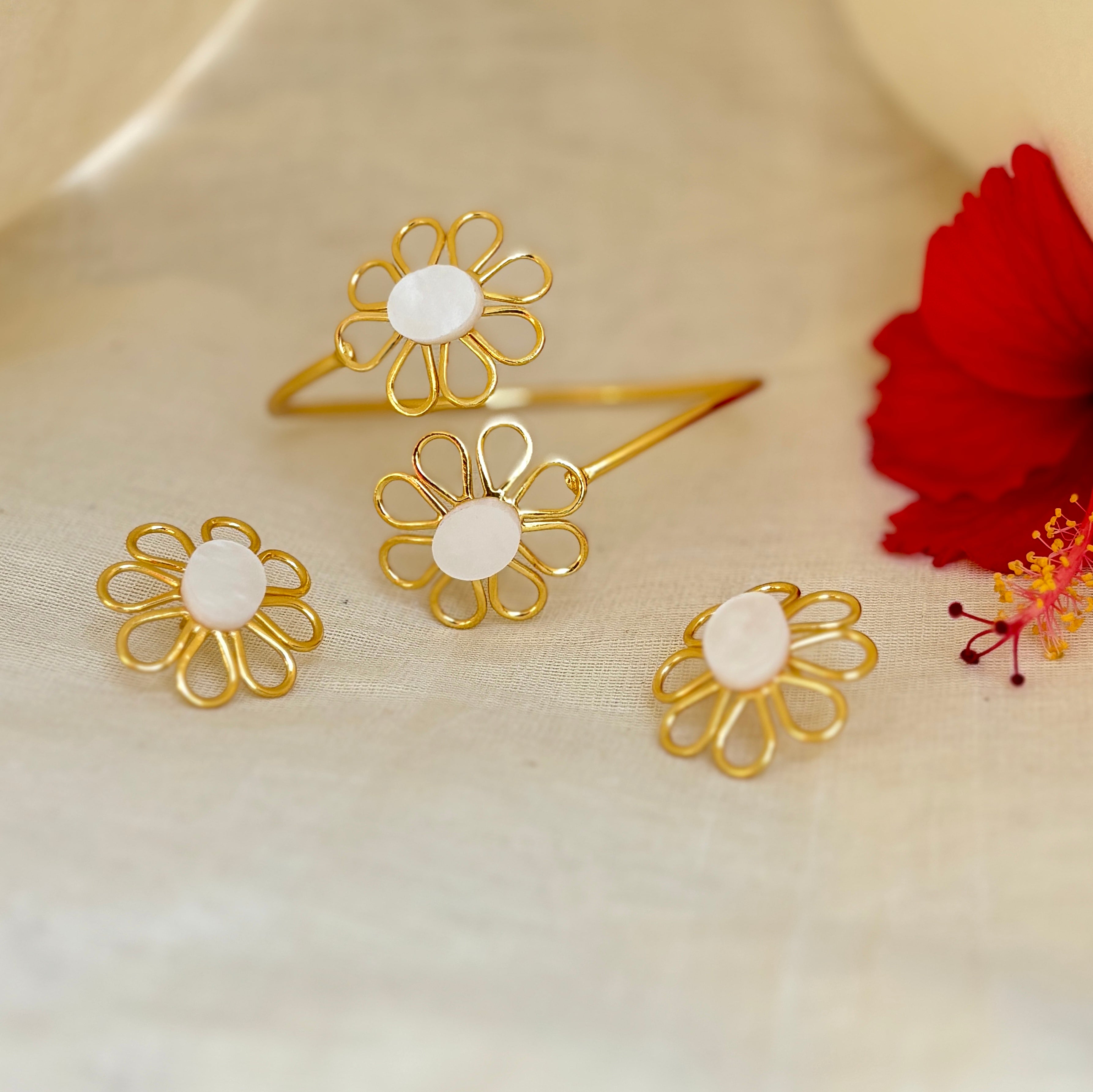 White Bloom Daisy Bracelet and Earrings Set