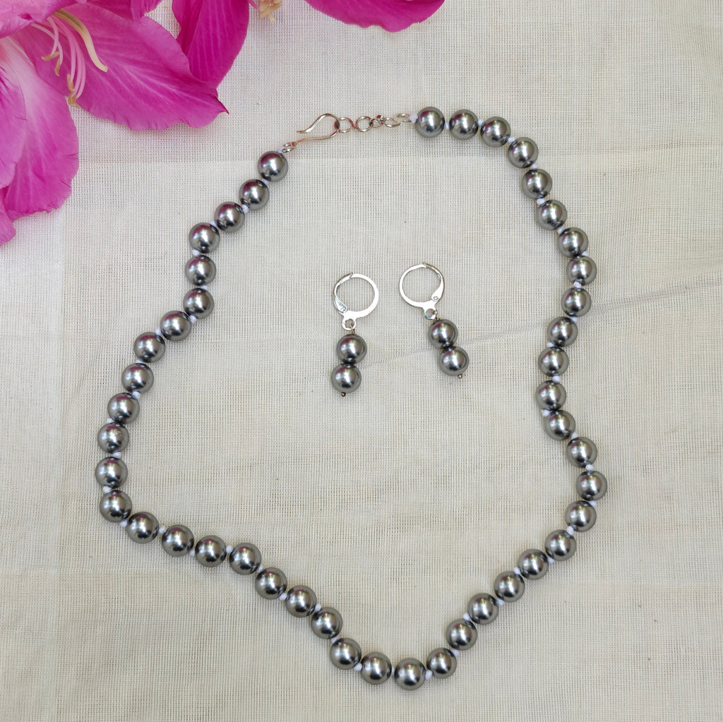 Timeless classic pearl necklace set - grey