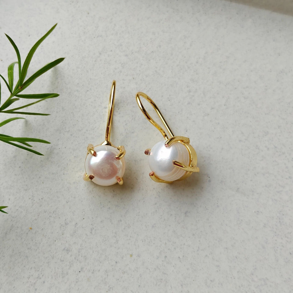 Freshwater pearl hooks in crown setting