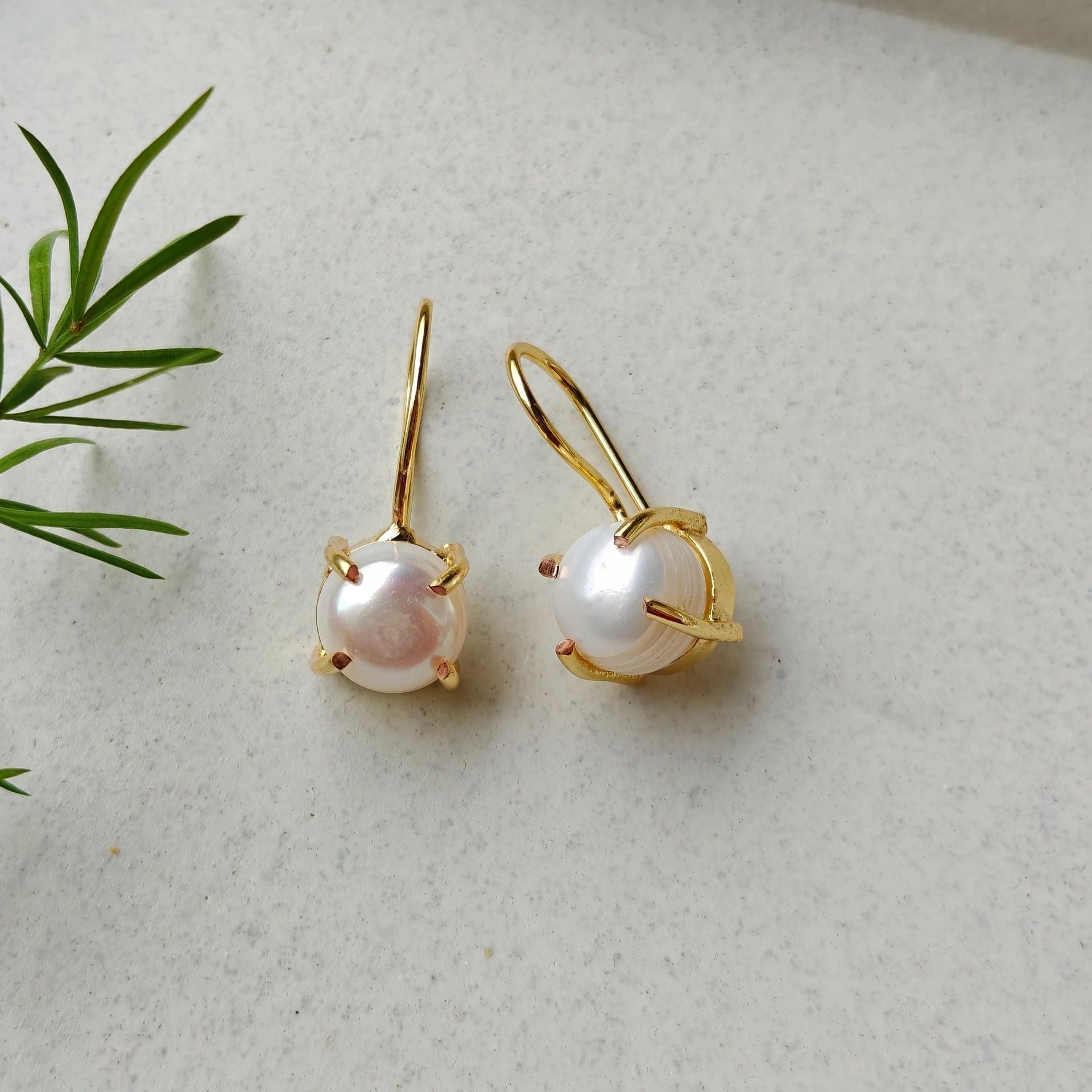 Freshwater pearl hooks in crown setting