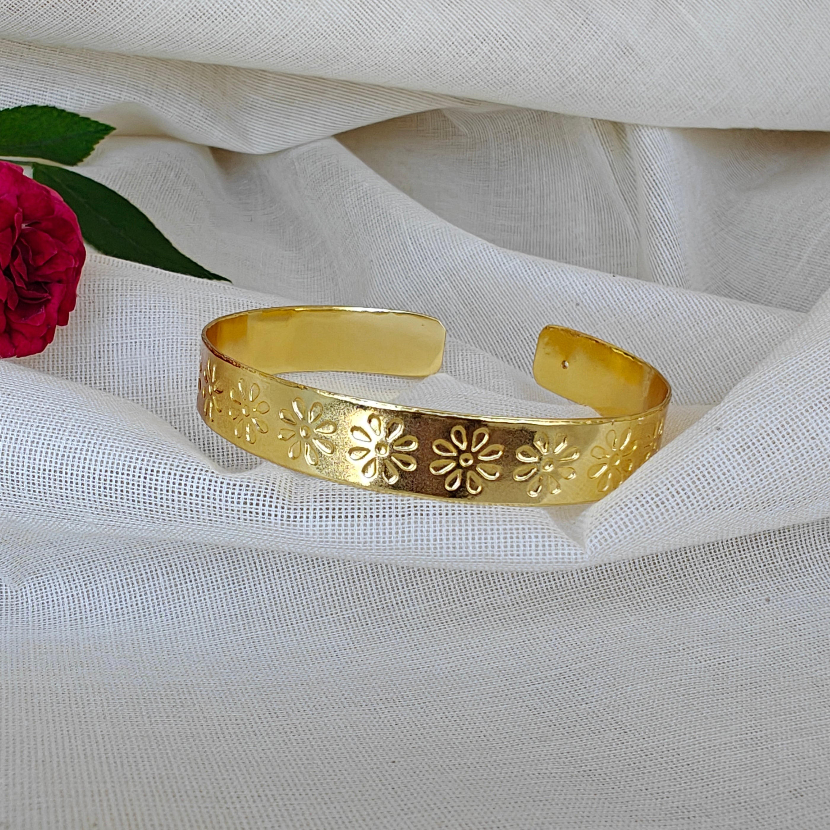 Embossed thin bracelet