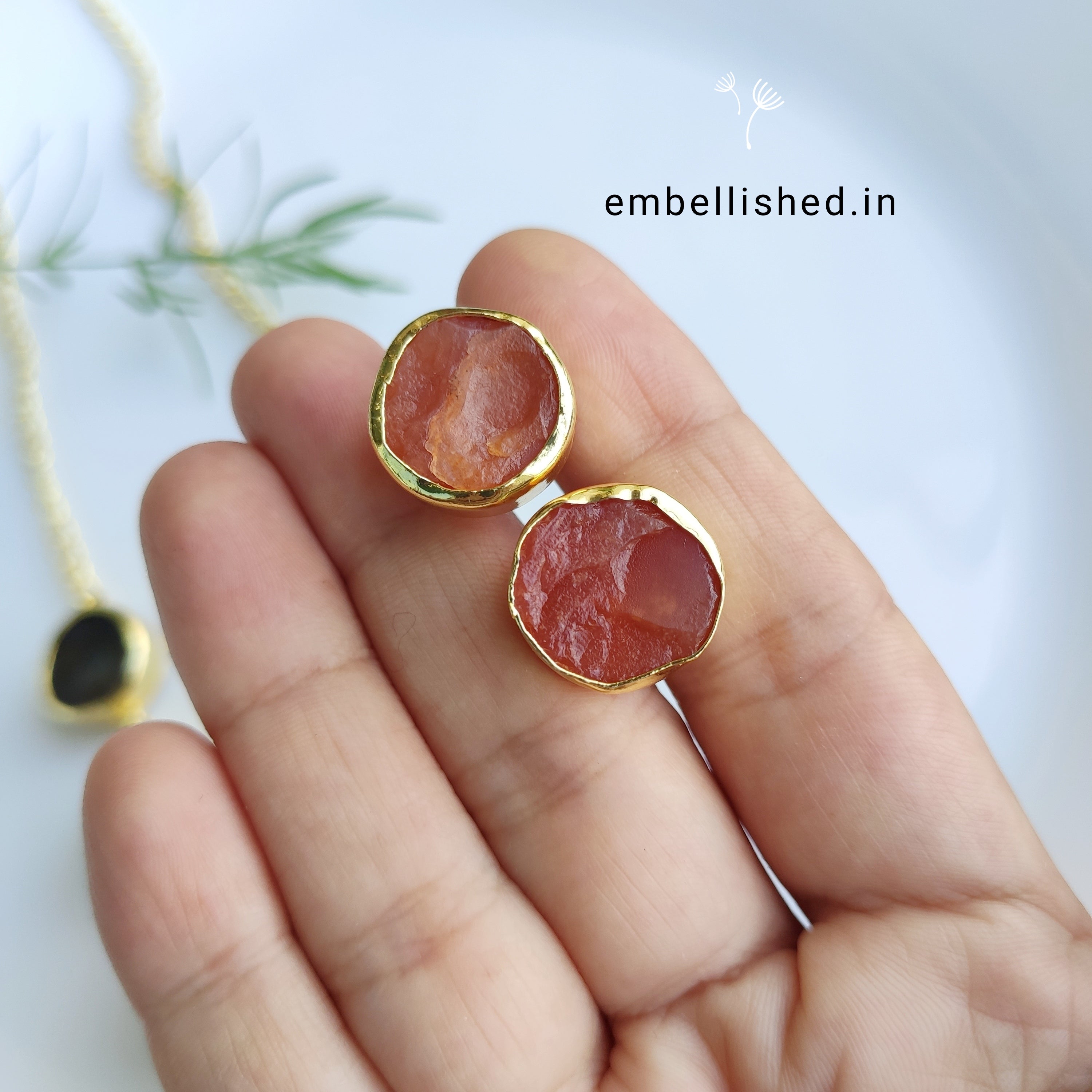 Multi quartz buttons choker with studs