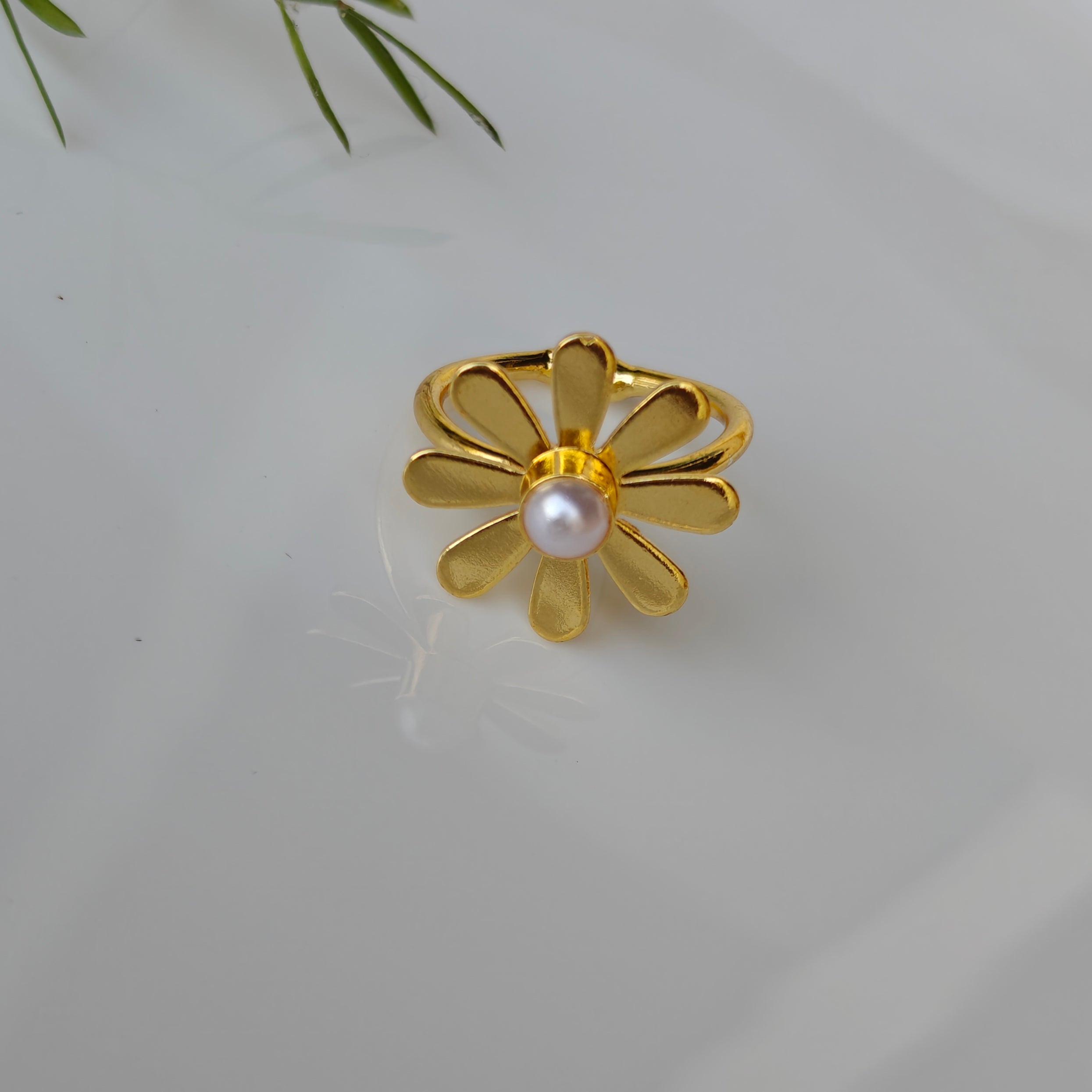 Golden Daisy Pearl Finger ring