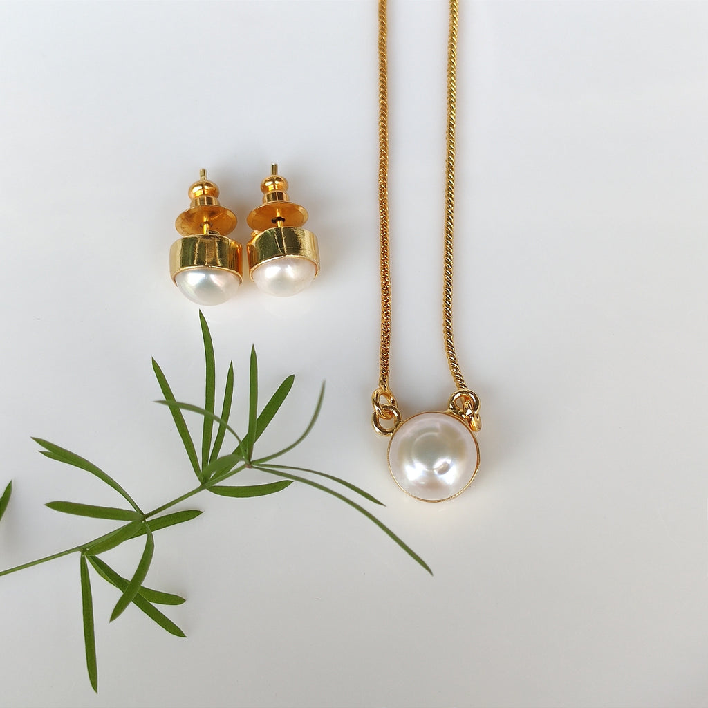 Solitaire pearl pendant chain and studs