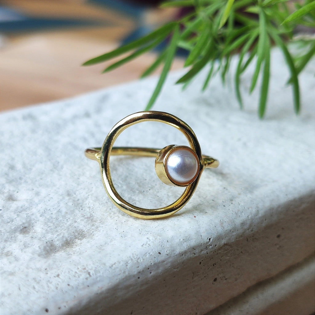 Gold bubble and mini pearl finger ring