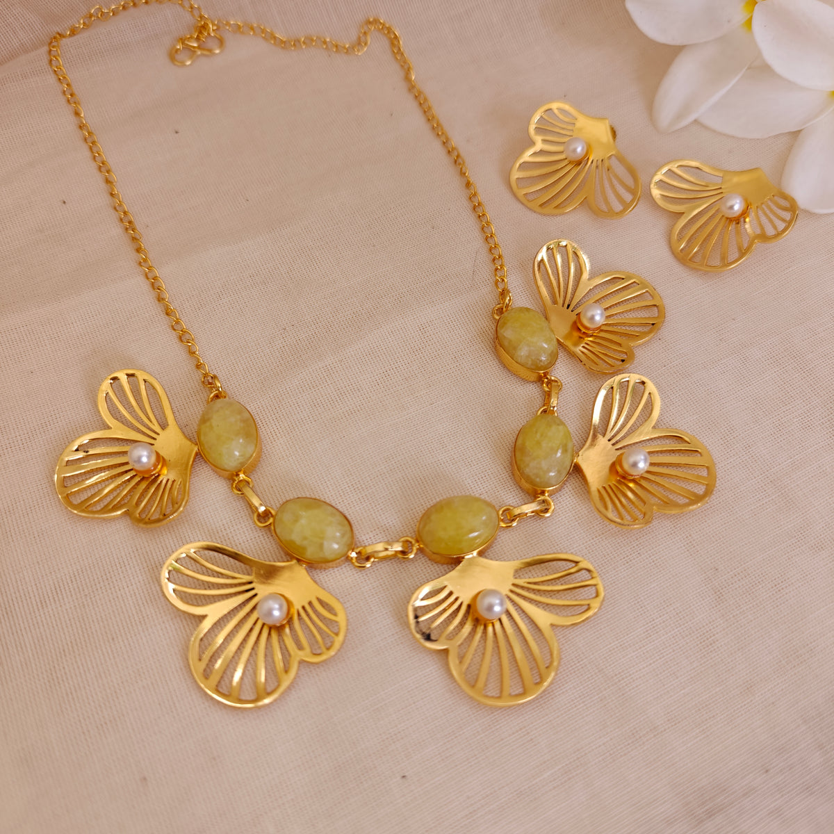 Vibrant Stones and Filigree Blooms necklace set