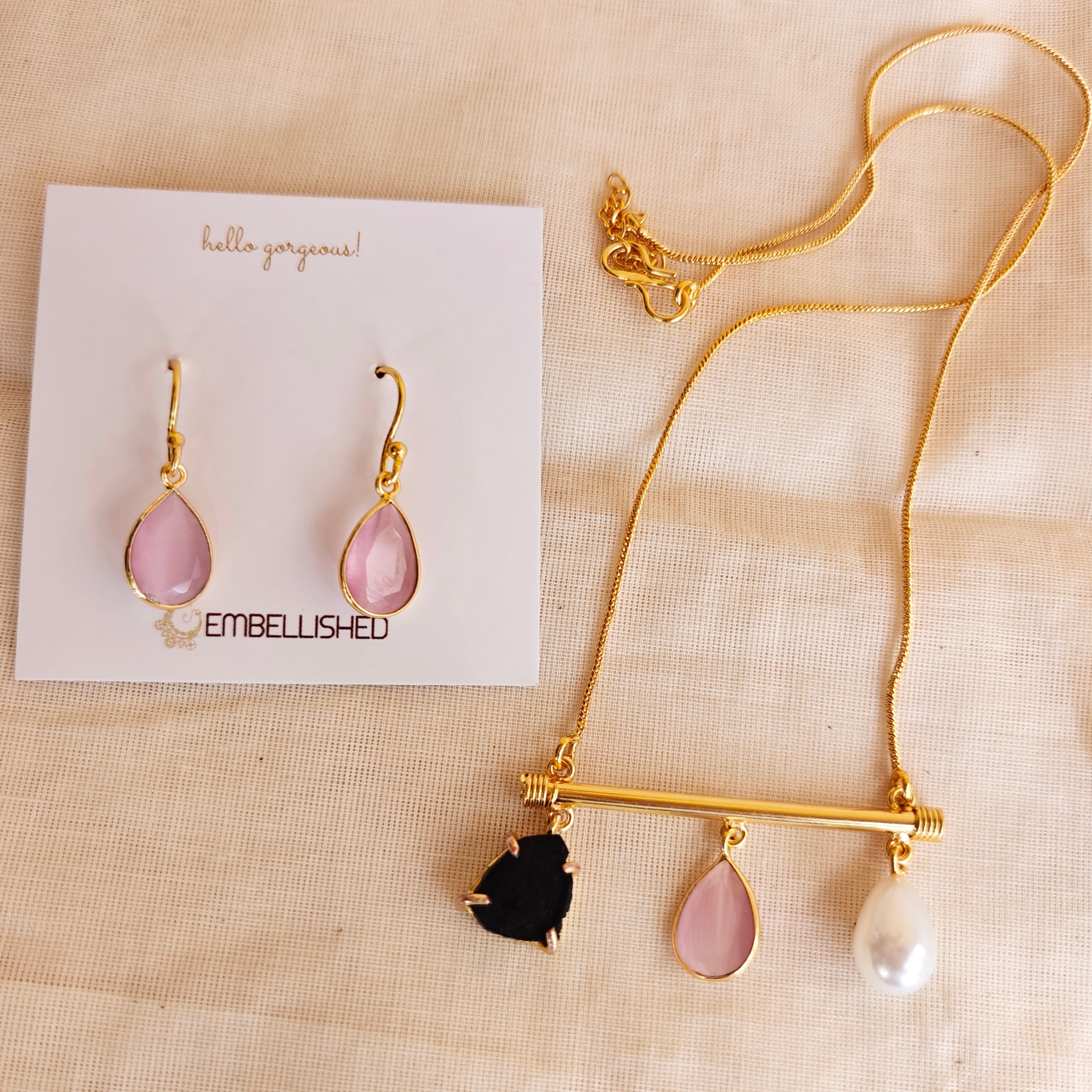 Bar pendant chain set with assorted stones