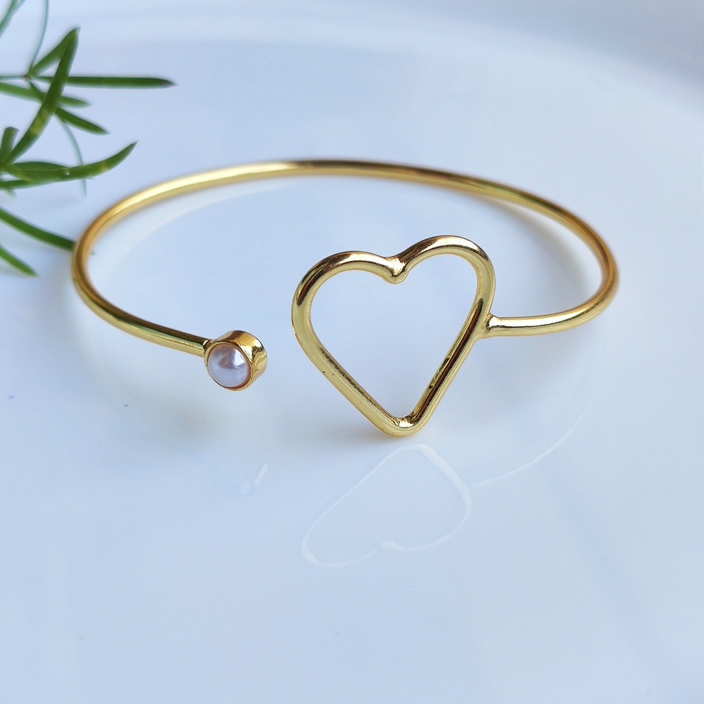 Slim heart and pearl open bangle
