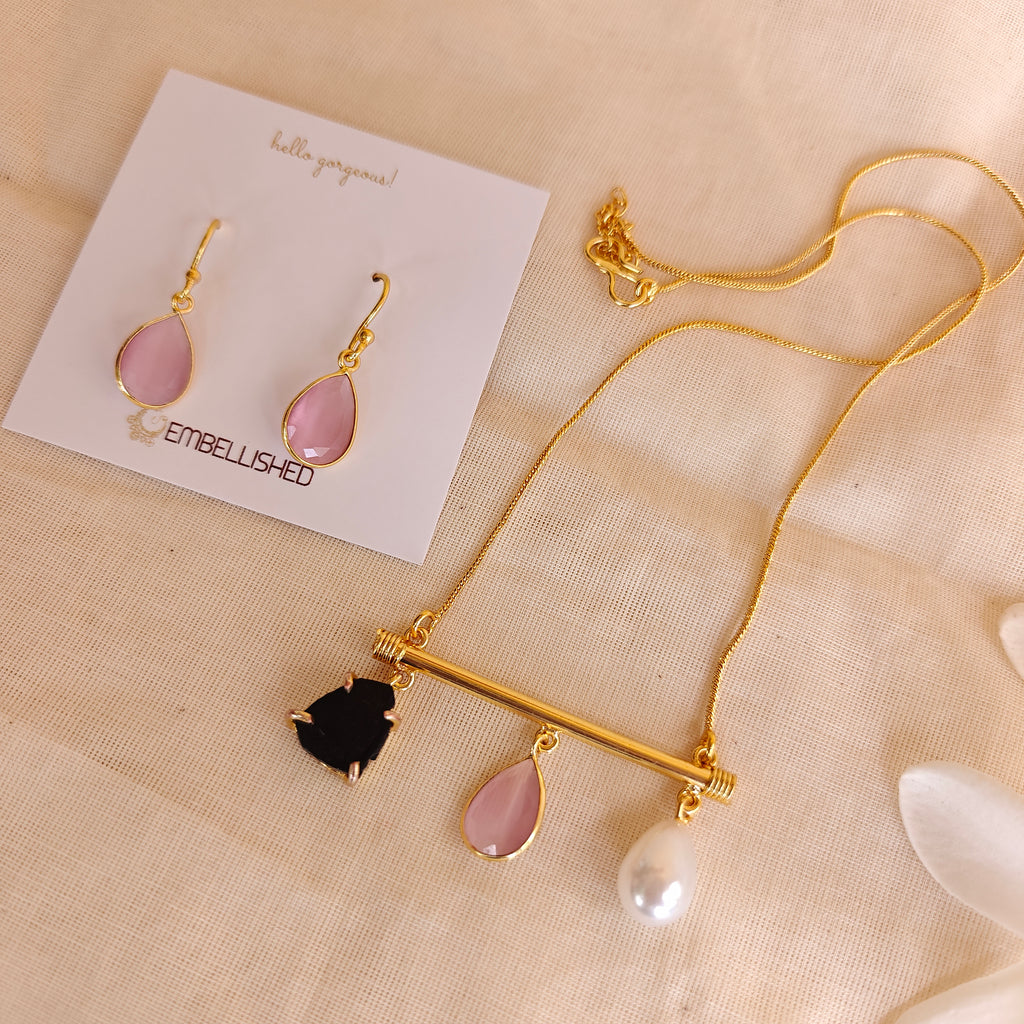 Bar pendant chain set with assorted stones