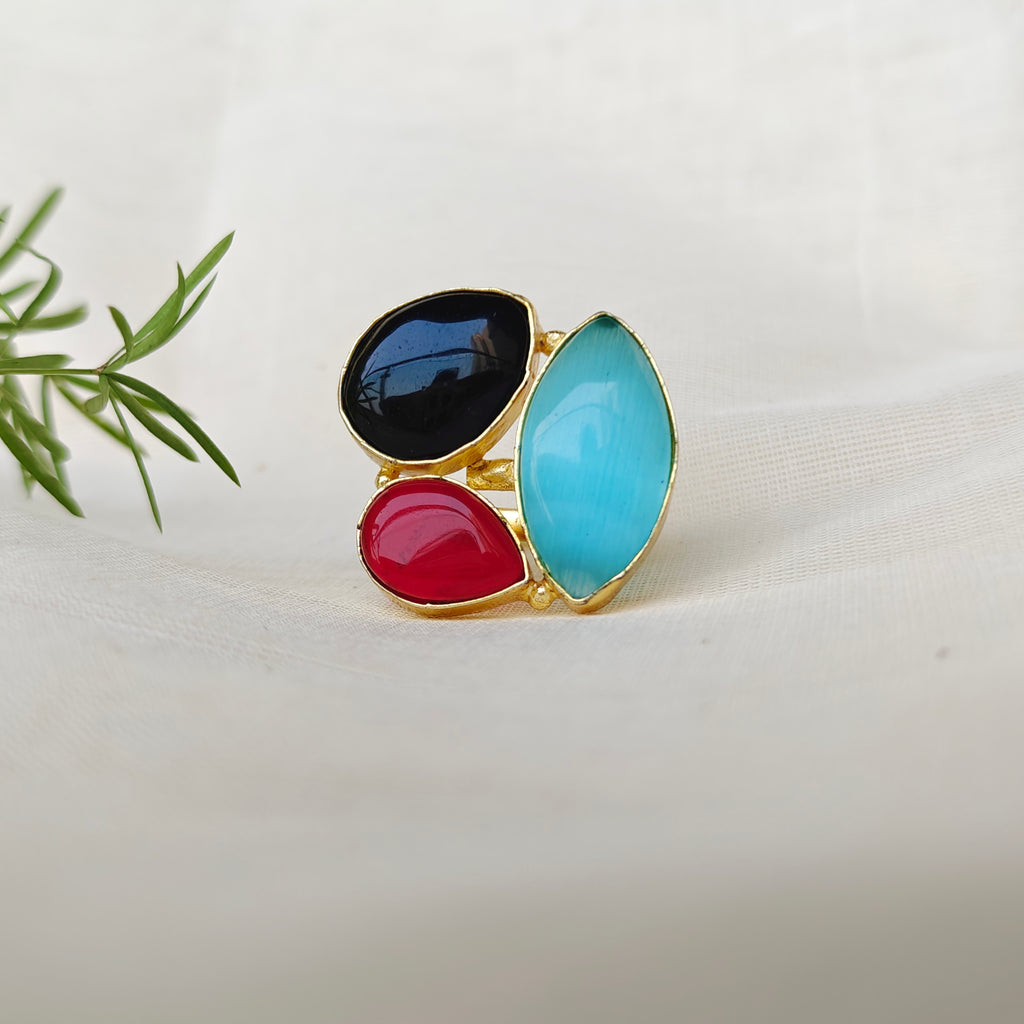 Monalisa stones trio finger ring