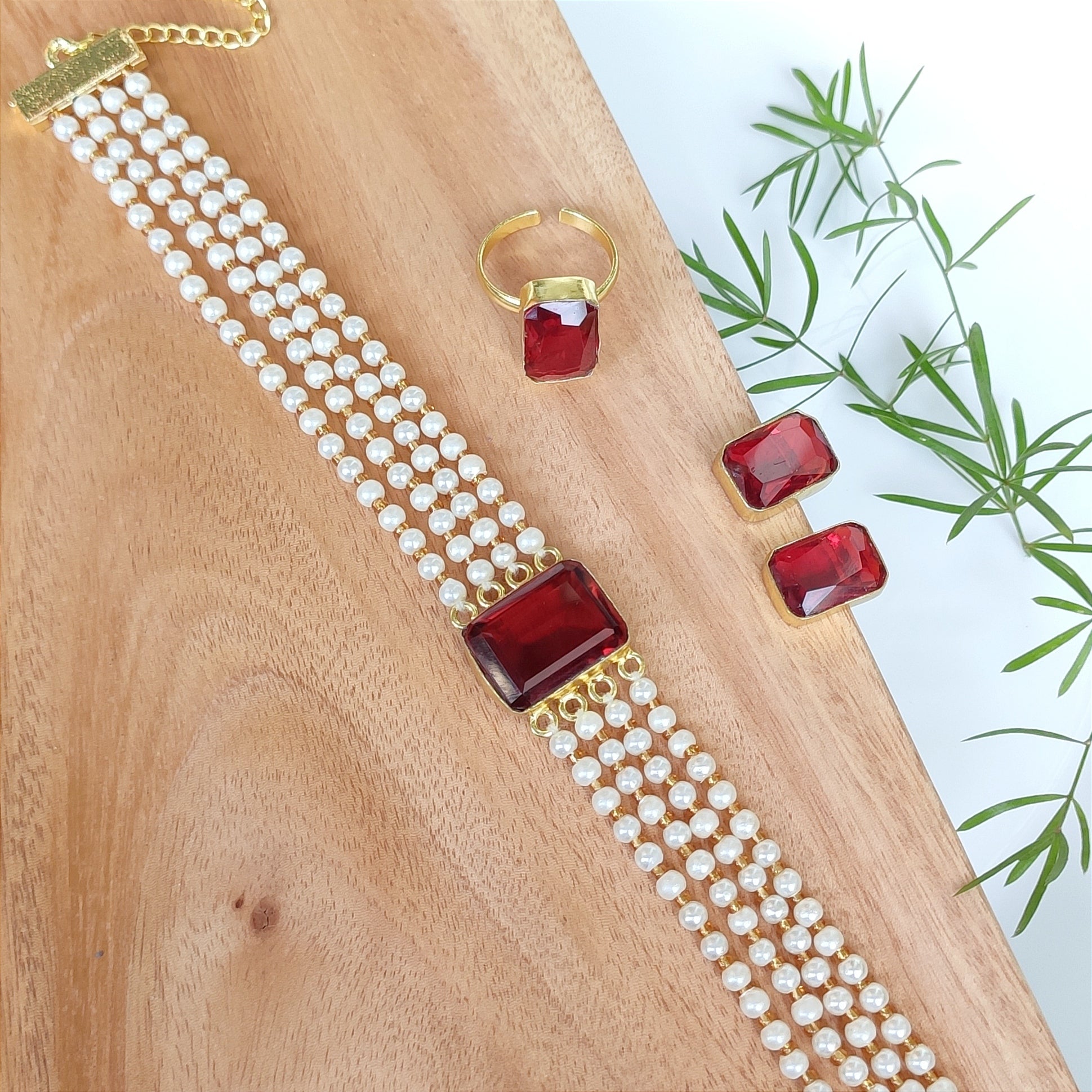 Minimal layered pearls choker set - red